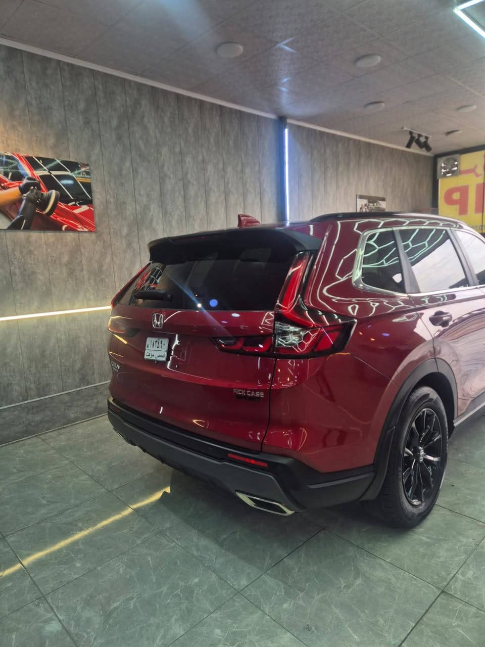 🚗 للبيع: هوندا CR-V Sport Hybrid موديل 2025 (بحالة شبه صفر) 
🚗المحرك والأداء: محرك هايبرد 2.0L (قوة 204 حصان) يجمع بين العزم القوي والاقتصاد الفائق في الوقود.

الممشى:,4629 ميل  فقط.
المظهر الخارجي: لون أحمر ميتاليك مميز جداً، مع ويل كب رياضي مقاس 18 إنش ولمسات باللون الأسود اللامع (Gloss Black).

المقصورة والتقنيات: مقاعد رياضية بتطريز برتقالي، شاشة لمس (Apple CarPlay & Android Auto)، فتحة سقف، تشغيل عن بعد، ودخول ذكي.

السيفتي والأمان: حزمة Honda Sensing الرادارية المتكاملة (رادار تفاعلي، الحفاظ على المسار، فرملة الطوارئ).

تقرير الحادث والبودي :
البودي بصبغ الوكالة بالكامل (تعديل بارد PDR صبغ شبر  في شفة البنيد والجاملغ الأيسر فقط pdr).
الإيرباك: المفتوح (الدركة + قدم السائق فقط) ولم يتم تصليحهم (على وضعهم). باقي إيرباكات السيارة كاملة وسليمة من بلادها. 
نظام SPORT
نظام NORMAL
نظام ECO
نظام SNOW
نظام نزول منحدرات
السيارة جاهزة لأي فحص.📍 مكان المعاينة: النجف الأشرف💰 السعر المطلوب: 25500$

📞 للاستفسار والتواصل: [***********] أو راسلني واتساب.
