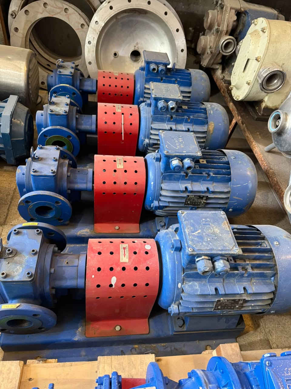 للبيع: مضخة زيووت وموائع صناعية مع محرك Volt تركيا 7.5 حصان
المواصفات الفنية:

 المحرك: Volt Elektrik (صناعة تركية - طراز VM 132M-6).
 القدرة: 5.5 kW (حوالي 7.5 حصان) عند 50Hz / و 6.6 kW عند 60Hz.
 السرعة: 965 دورة في الدقيقة (RPM) — سرعة بطيئة توفر عزم دوران عالٍ ونقل سلس للمواد الثقيلة.
 الجهد والكفاءة: 400V (11.7A) | حماية IP55 | كفاءة طاقة IE2-86%.
 التوصيل: فلنجات دخول وخروج DN65 / DN50 (2.5 إنش / 2 إنش) مثبتة على شاسي صلب مع واقي حماية.
مجالات الاستخدام الصناعية:
 نقل الزيوت الهيدروليكية والتزييت.
 ضخ الديزل، النفط الأسود، والمشتقات النفطية.
 نقل المواد الكيميائية غير الآكلة للحديد والمنظفات الصناعية.
***********
***********
