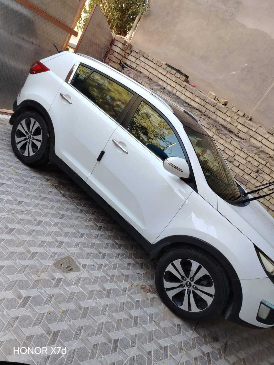 سلام عليكم
سبورتج ٢٠١١ خليجي فول مواصفات عدا البصمه اي ضرر مابيها بس بارد شي قليل سياره خير من الله تبريد ثلج مابيها اي نقص 

التواصل ع رقم 
***********
١٣٠ وبيها مجال شي قليل
