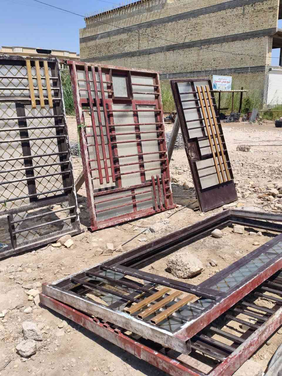 شبابيك وبيبان أوربي نضيفات وبيهن ملاحظات بسيطة مال بيت كامل 250 متر تريد مفرد تريد شلع موجود 
مكاني بغداد قرب جسر الدوار ورا بوابه الكاظمية من جهه التاجيات الاتصال *********** متواجد على الفيس وعلى الرقم
