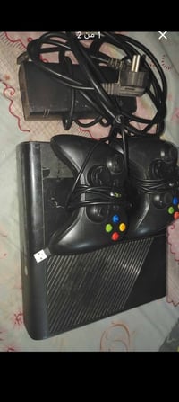 xbox 360 super slim كامل ملحقات السعر 140000 بي مجال جهاز نضيف كلش وعل...