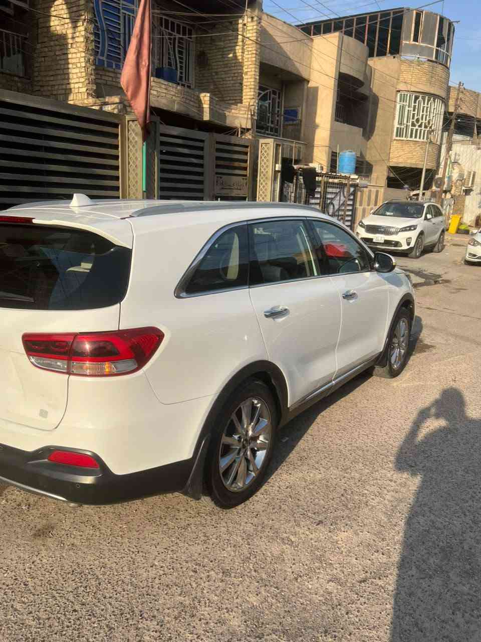 السلام عليكم
سورنتو مديل ٢٠١٨خليجي 
نص فول ثلاث قطع تبريد ٧راكب 
بصمه تحكمات استيرن معروفه الموصفات الباقيه سياره مال بيت استخدام شخصي 
سياره بيه بارد بالصندوق على كد شبر موضح بالصوره 
السعر ١٩٠وبيه مجال بسيط 
استفسار اكثر اتصل ***********
