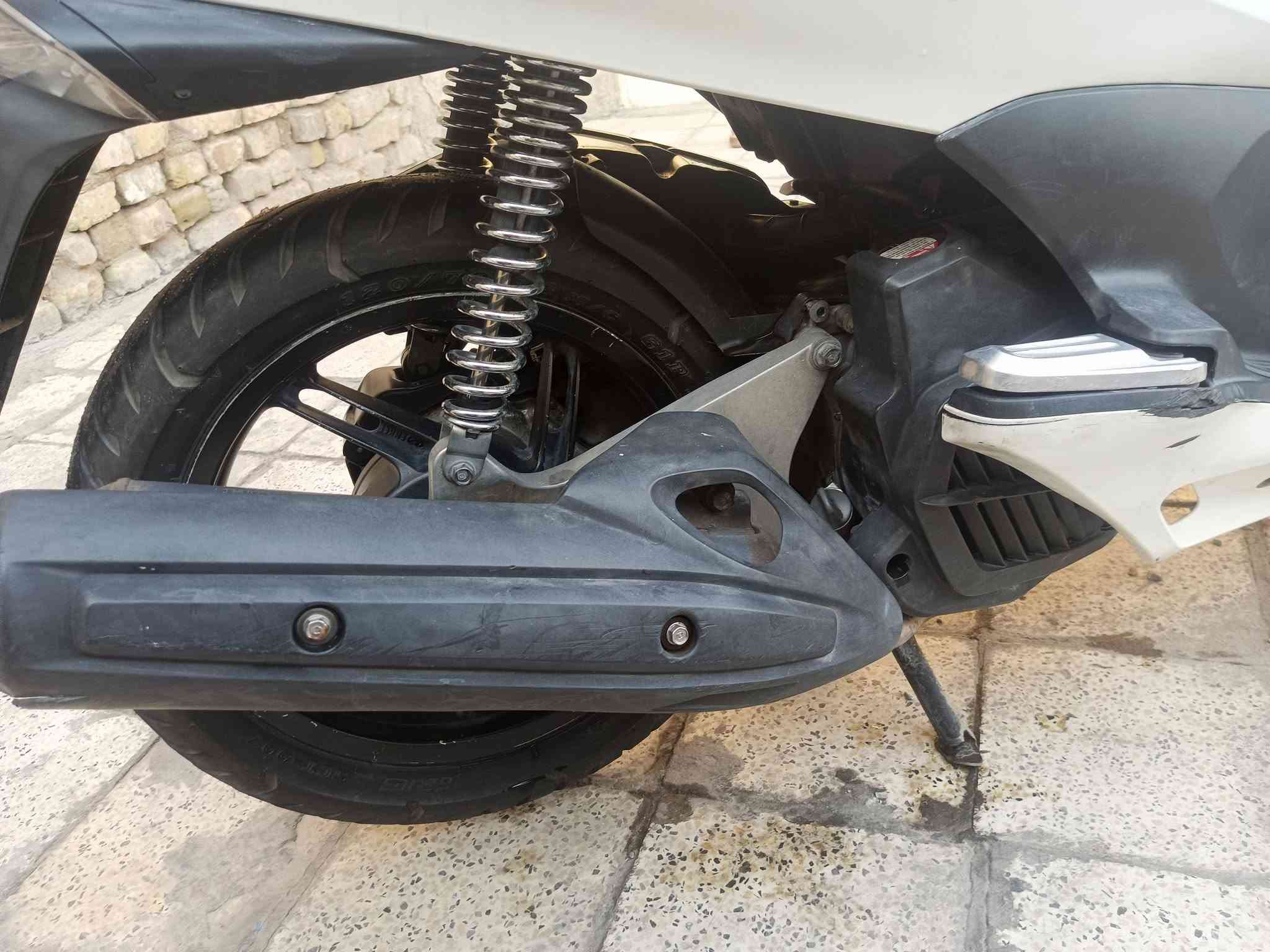 السلام عليكم pcx جيل الاول ياباني مكينه 150
دراجه نضيفه ماشيه 44 الف دراجه كامله 
مكينة مكفوله برغي ما مفتوح بيه 
نقصه واير كيلومتر بس كهربائيات كله شغاله 
اي نقص مابيها كفرات اصليه نضيفه 
عارضه ب1300 وبيه مجال مكاني الشعله 
الشراي يتصل ***********
