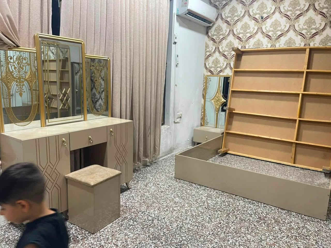 غرفه تركي
    سرير مجوز مع الكنتور.
* دولاب رئيسي 6 أبواب.
* دولاب إضافي منفصل 2 باب.
* 2 كومدينو.
* ميز تواليت مع المرآه 
السعر 500 الف مكاني بغداد الجديده 
***********
