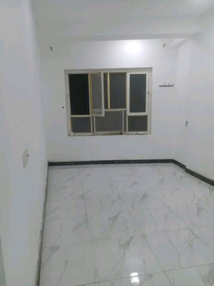 🌹شقه تجاريه  للايجار شارع ٦٠ مقابل قاعة الياقوت قرب المطبخ الاسباني تحتوي على ٢ غرف نوم ومطبخ وصاله ومجمع صحيات وحمام غربي وتحتوي على سطح. بناء حديث.. سنتر على الشارع
