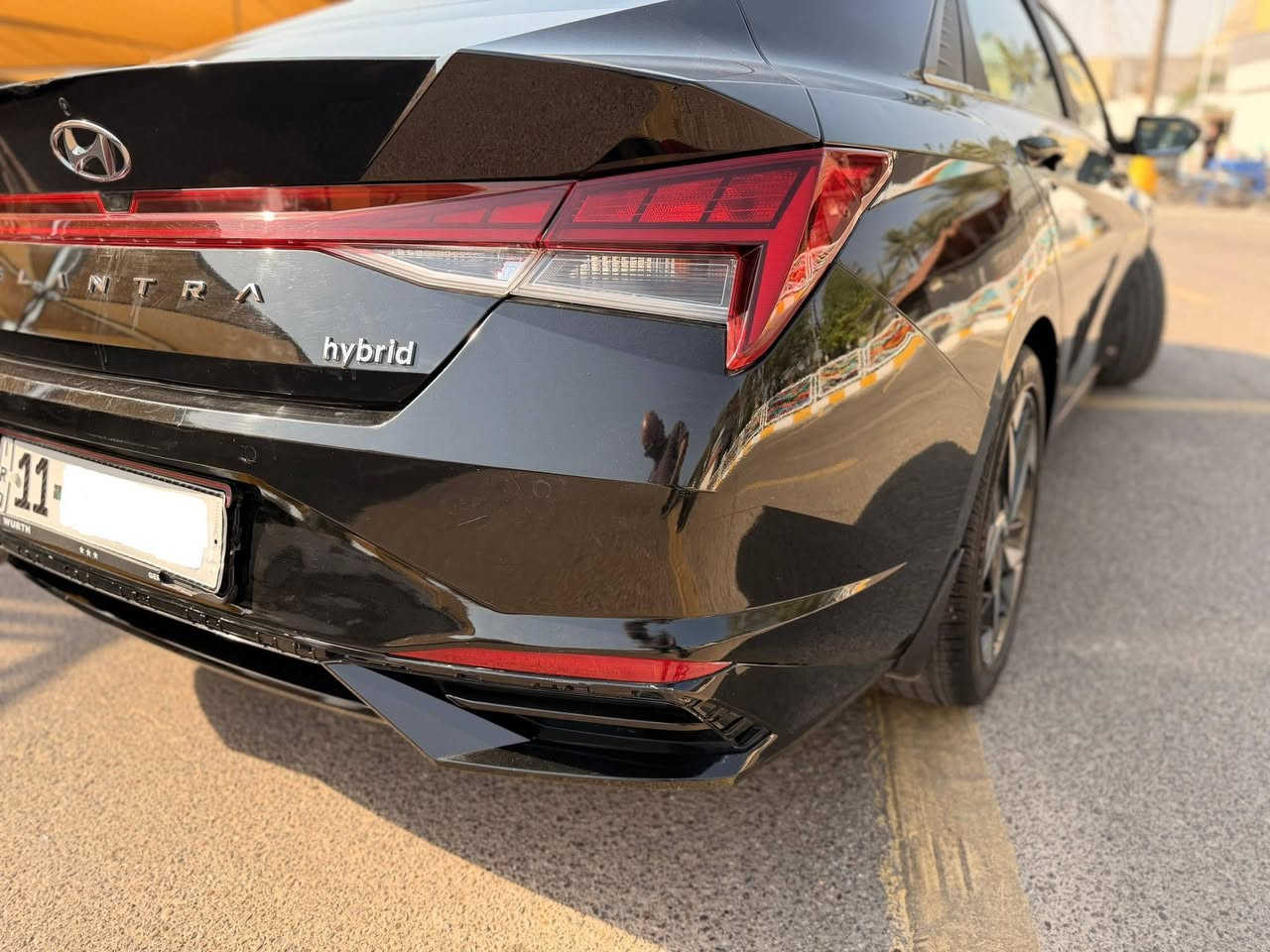 النتـرا هايبـرد لمتـــد 2023
✅ الموديل: Hyundai Elantra Limited Hybrid 2023

✅ ناقل الحركة: أوتوماتيك DCT من 6 سرعات

✅ نظام الدفع: أمامي (FWD)

✅ استهلاك للوقود اقتصادي جداً يصل إلى حوالي 50 ميل/غالون (ما يعادل أكثر من 21 كم/لتر) حسب ظروف القيادة. (Kbb.com)

🔹 مواصفات Limited الأعلى تجهيزاً:

• شاشة عدادات رقمية 10.25 إنش

• شاشة معلومات وترفيه 10.25 إنش مع الملاحة

• Apple CarPlay و Android Auto

• نظام صوتي BOSE فاخر

• شاحن لاسلكي للهاتف

• مقاعد جلد فاخرة

• المقاعد الأمامية تدفئـة وتبريد

• مقعد السائق كهربائي مع حفظ الذاكرة

• فتحة سقف (Sunroof)

• تشغيل بصمة ودخول ذكي

• إضاءة داخلية Ambient Lighting

• كاميرا خلفية وحساسات اصطفاف

• تحكمات سـتيرن  جهتيـن

• نظام المحافظة على المسار

• نظام مراقبة النقطة العمياء

• نظام التحذير من الاصطدام الأمامي والكبح التلقائي

• حساسات وأحدث أنظمة السلامة من هيونداي. (Kbb.com)

📏 المواصفات الفنية:

• سعة خزان الوقود: 11 غالون. 

• ويل ألمنيوم 17 إنش. 

• 5 مقاعد رحبة ومريحة. 

• تصميم رياضي عصري مع خطوط مميزة.

• ماشية 32 ألف كم يعني جديدة

السيارة فقط الدعامية الخلفية وشي بسيط باب السـائق كما موضح بالصور بدون ايرباك بجم كبس  نگدر نكول كلين تايتل

• للجادين فقط:ـ الأتصال
***********
يوجد واتساب 

بغـداد/الكرخ
