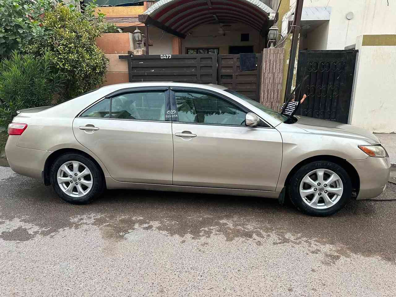 السلام عليكم  كامري ٢٠٠٩ وارد امريكي فول مواصفات  كشن كهرباء  اشاير بالمري  فتحة  حساسات خلفية  كامرة دوارة  شاشة  مانع انزلاق  لايت زنون  كير ومكينة مكفولات  حادثهة جاملغ عكس السايق وباب السايق مبدلة  والسيارة مصبوغة عام  رقمهة ديالى وموجودة ببغداد بالدورة  ***********  سعرهة ٨٣ ورقة وبيهة مجال بسيط.
