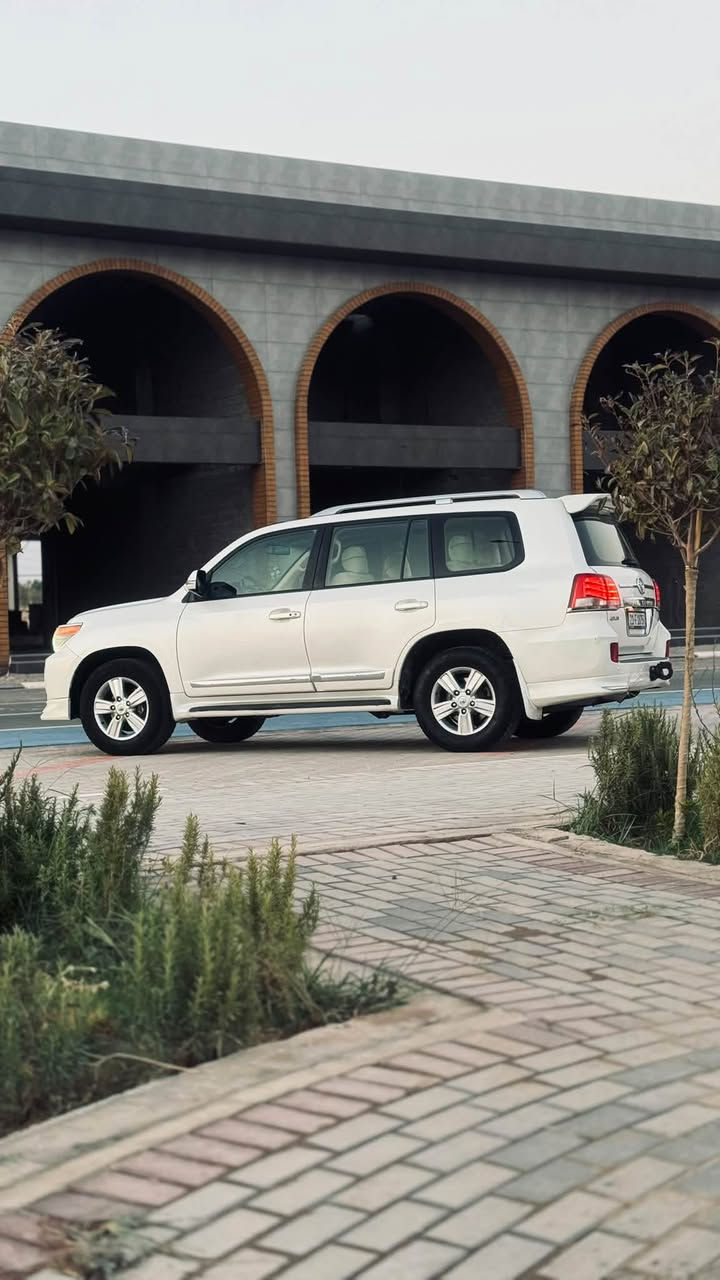 Land Cruiser GXR 2012 
.
سیارە ماشیە ١٨٥ الف کم حقیقي.
.
بدون صبغ بدون ضربە سیارە 
.
سعودی بریم .
.
سیارە گیر و محرک بشرط ما مفتوح .
.
سعرە ٣٥٥ ورقە و مجال بسیط 
.
***********
