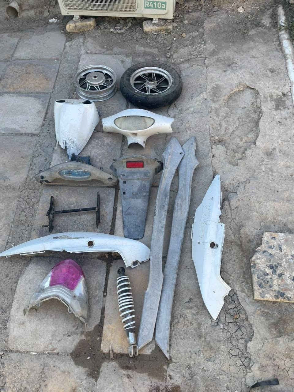 سلام عليكم كفرات وترايش وعداد ودبل وشيال مال ماكس منغولي للبيع ب 25قفلل لان بس البجم بسوك ب15ولوياله هنه والتاير ب 30التاير جديد والوياله نضاف  مكان ناصريه مركز ***********
