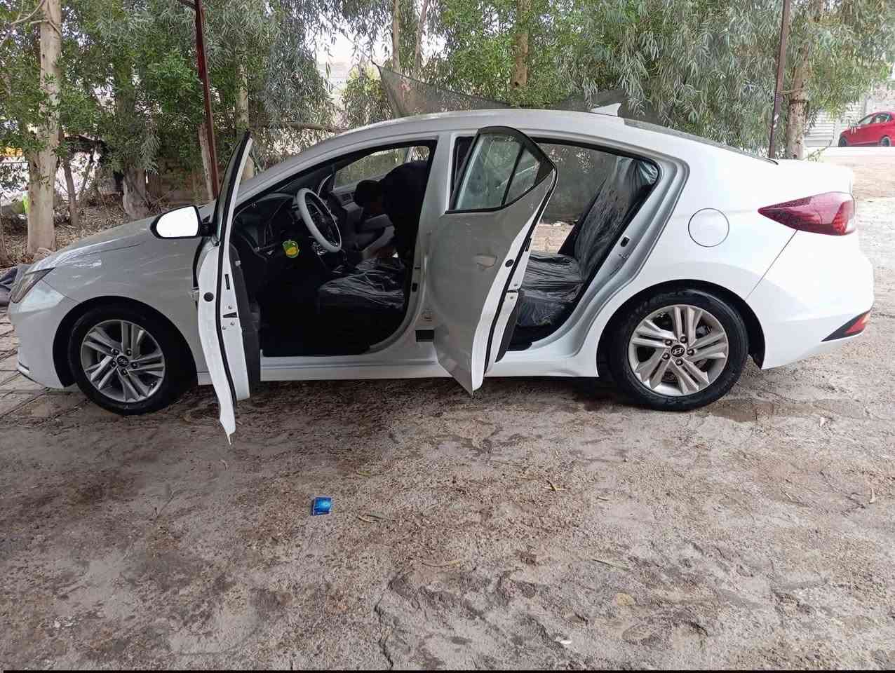 سلام عليكم سياره الانتره موديل 20امريكي رقم بغداد الجديد بسمي
سياره مو فول نص رادار امامي جانبي 
تحديد مسار توقف ذاتي تبريد تتفئه 
سياره بيه صفحه كامله جه الايمن من أمريكا ومصلحه هناك ولا قطعه تبديل سياره لبيل واحد من اخذته صارلي شهر والله العظيم مكان سياره بل الحله الورديه خارج 
مكينه بيه شويه تبخير والكير مكفول AT محور من اخذته 
مكفوله من لغد وشواصي ماشيه 130mi السعر 125وبيه مجال اتصل وتدلل *********** +مقطع تصوير بيه

