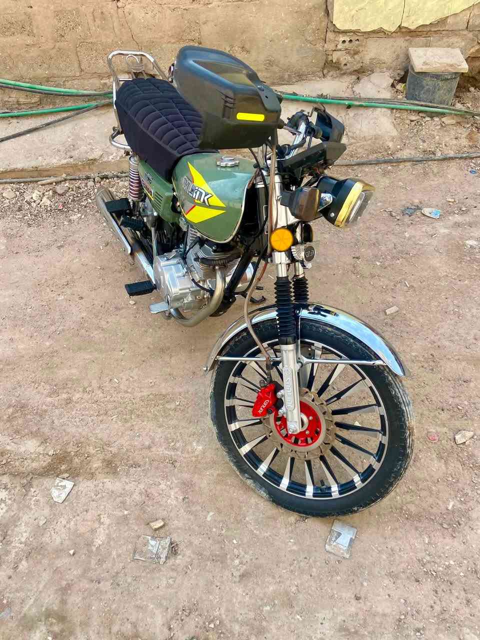 سلام عليكم دراجه5 كير سولنك الاصلي باب الاول
محرك200cc وماشيه 3 الاف بس
اوراق وياها مال معرض 
نقصها فقط اشاير وستان التعليك
عارضها ب800 وبيها مجال 
مكاني ..بغداد مدينة الصدر
رقم***********
