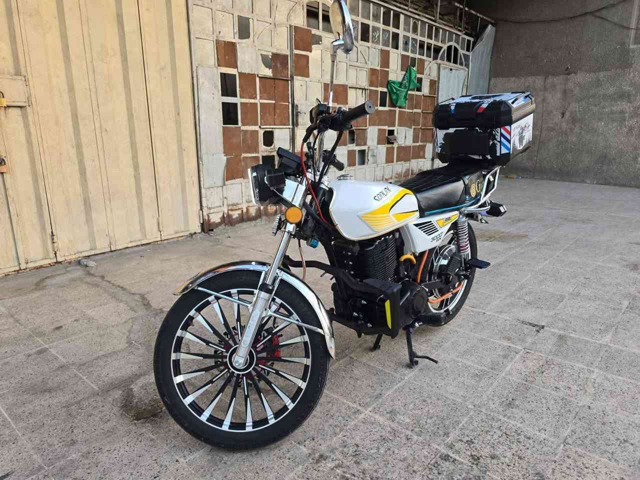 🔥🏍️ للبيع دراجة ايرني شحن SONLINK موديل 2025 – بحالة ممتازة جداً 🔥
إذا تريد دراجة اقتصادية، قوية، عملية، وتوفر عليك مصاريف البنزين… هاي فرصتك 👌
SONLINK 2025 
تقطع تقريباً 100 كم بالشحنة الواحدة حسب الاستخدام والظروف 🔋 بطارية قوية ليثيوم فقط البطارية سعره مليون دينار 📊 شاشة رقمية حديثة  3 مودات قيادة 1ايكو 2 نورمل 3سبورت🛞 إطارات رياضية 🛑 فرامل دسك 📦 صندوق خلفي كبير ومناسب للتوصيل والشغل 💪 محرك قوي ومناسب للاستخدام اليومي والعمل ✨ شكل أنيق وفخم ومواصفات مميزة
📌 الشاصي: HMODS3A12SA604839 📌 رقم المركبة: SL202504839 📌 الموديل: 2025 📌 
💰 مناسبة جداً للتوصيل، المحلات، المطاعم، المشاريع، والاستخدام اليومي.
🔥 دراجة عملية وتوفر عليك البنزين والصيانة ومصاريف التشغيل!
📞 للاستفسار والسعر والتفاصيل: راسلني خاص 📍 البيع للجادين فقط
⚠️ ملاحظة: مدى 100 كم تقريباً بالشحنة الواحدة وقد يختلف حسب الحمولة، السرعة، وطريقة الاستخدام.
بل عافية علي تصير من نصيبة
***********
