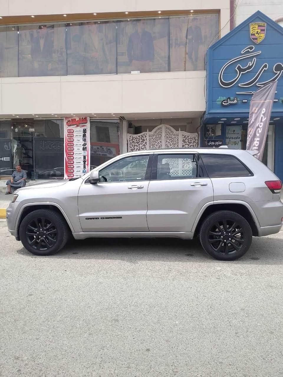 السلام عليكم 
من رخصه الادمن. 
Jeep2018 
مكفوله كفاله عامه من الضربه والصبغ والمعجون 
كلين السياره 
المحرك مفتوح 
بيها ملاحضه زغير شخط فقط زغير 
تخم تايرات جديد 
رقم سليمانيه 
بسمي شرط التحويل 
+ غرامات. 
لون سلفر فول 1/1 
فتحه سقف 
تحكمات 
مثبت 
شاشه كبيره تدعم الكار بلي
كشنات جلد اسود 
قطعتين تبريد 
تحكمات استرين 
8 ايرباكات 
انظمه قياده 
سبورت 
ماشيه 200 وقابل للزياده 
السياره كير محرك بشرط 
حداديه صدر كله جديد 
السعر ب 240 وبيها مجال للشراي 
لل استفسار ***********
