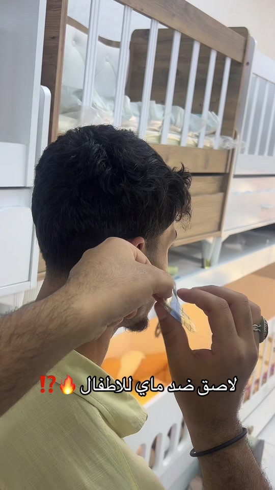 حجز أهلاً بك يا غالي! بما أنك تقصد "كليشة" (النص التسويقي أو الوصف الجاهز للترويج للمنتج)، فهذه كليشة تسويقيّة احترافية وجذابة تناسب العرض والترويج لـ مسند صدمات وحماية الأثاث للأطفال (أو مساند الرأس)، مصممة بأسلوب عراقي دافئ ومحفز للشراء لصفحتك: 📋 الكليشة التسويقيّة الجاهزة (مناسبة لـ تليجرام، إنستغرام، أو فيسبوك): سلامة طفلك خط أحمر! 👶🛡️ خليك مطمئن وهو يحبو ويلعب بكل حرية بالبيت، وودّع الخوف من الكدمات والضربات المفاجئة مع [حماية زوايا الأثاث / مسند حماية الصدمات] المصمم خصيصاً لراحة بالك وأمان طفلك! ✨ ✅ المميزات:  حماية قصوى: امتصاص تام للصدمات القوية عند الاصطدام بحواف الطاولات والزوايا الحادة.  خامات آمنة 100%: مواد ناعمة، خالية من المواد السامة، وصديقة لبشرة الأطفال الصغار.  سهولة التركيب: لاصق قوي وثابت لا يترك أثراً على الأثاث عند إزالته.  تصميم عملي: يندمج بجمالية مع ديكور البيت بدون ما يخرب شكله. وفر لطفلك بيئة آمنة وخالية من الإصابات، وابدأ بالطلب الآن قبل نفاد الكمية! 🛒👇 📞 للطلب والاستفسار:  راسلني عالبوت أو المراسلة الخاصة بالصفحة 📥  أو التواصل المباشر واتساب: ⁠***********⁠ (يتوفر توفر خدمة توصيل لكافة المحافظات 🚗) إذا تحب أعدل عليها أو أخصصها لمنتج ثاني (مثل منتجات ريم بيبي)، اطلبها وتدلل!

نص مكتوب في الصور:
- لاصق ضد ماي للاطفال 🔥 ⁉️