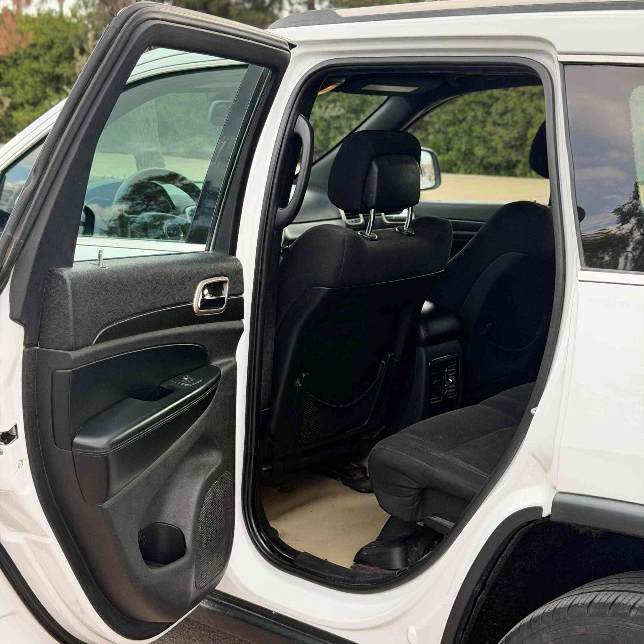 Jeep  2016 لاريدو 
بابين صبغ بدون حادث بدون دواخل بدون ايرباك 
بنيد مفتوح بسبب مكينه مفتوحه 
سياره جاهزه من كلشي 
3600 مكينه 
گير بشرط 
تحويل وكاله 
رقم اربيل 
غاز _بانزين
***********
بي واتساب ديوانية, القادسية
