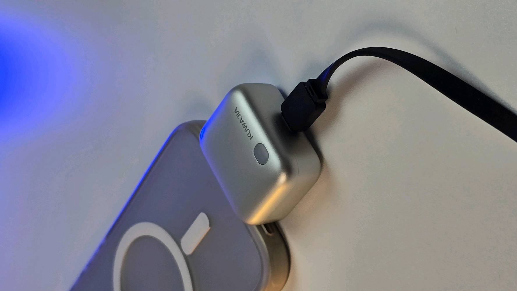 سعر 25الف توصيل مجاني 

🔋 اشحن جهازك بأمان أكبر مع Smart Auto Power Disconnector ⚡

تعبت من بقاء جهازك متصل بالشاحن لساعات بعد اكتمال الشحن؟ 👀

هذا المحول الذكي مزود بآلية فصل تلقائي تساعد على إيقاف الاتصال عند وصول البطارية إلى 100%.

✨ أبرز المميزات:

🔌 Type-C
🔋 فصل تلقائي عند اكتمال الشحن
🛡️ فصل طاقة فعلي ومرئي
🌡️ يساعد على تقليل الحرارة
🌙 مناسب للشحن أثناء الليل
📱 مناسب للهواتف والأجهزة اللوحية والأجهزة المتوافقة مع Type-C

اشحن، اترك جهازك، وخلي المحول يتولى الباقي. 🔋⚡