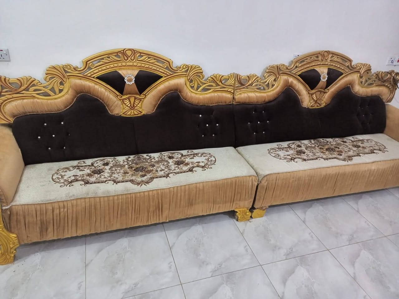 تخم ملكي خشب حطاطه قوي لبيع  عدد مقعد 20 مقعد السعر 600 وبي مجال بسيط للاستفسار *********** وعلى صفحه
