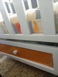سرير أطفال جديد ونظيف متوفر ب ملحقات مجر وباب 07716636196