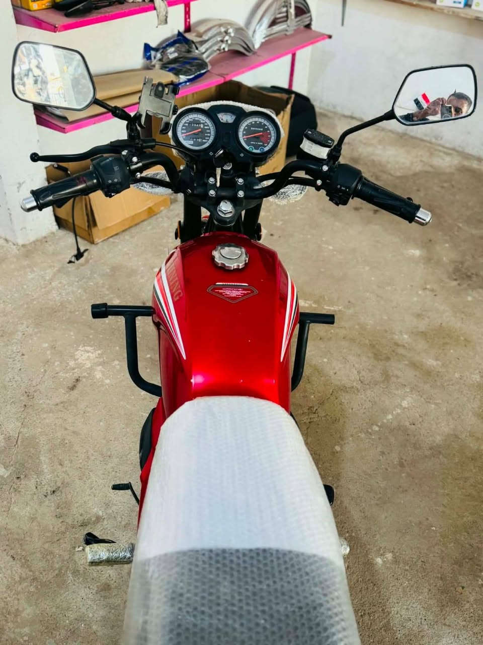 السلام عليكم
شاينك عراقيه 🇮🇶 
مكينه 150cc تبريد دهن
كير تعليك 1N2345⚙️ 
لون أحمر ❤️ 
كهربائيات بلاديه🔌 
تخم تاير جوه 
باتري جديد 🔋 
مرقم ديالى لوحتين انكليزي 
بإسمي شرط التحويل 
ماشي شي قليل 
السعر  (مليون و٧٠٠)وبيه مجال
المكان بعقوبة
جسر الجورجية خرنابات
الأستفسار على الرقم ***********☎️
