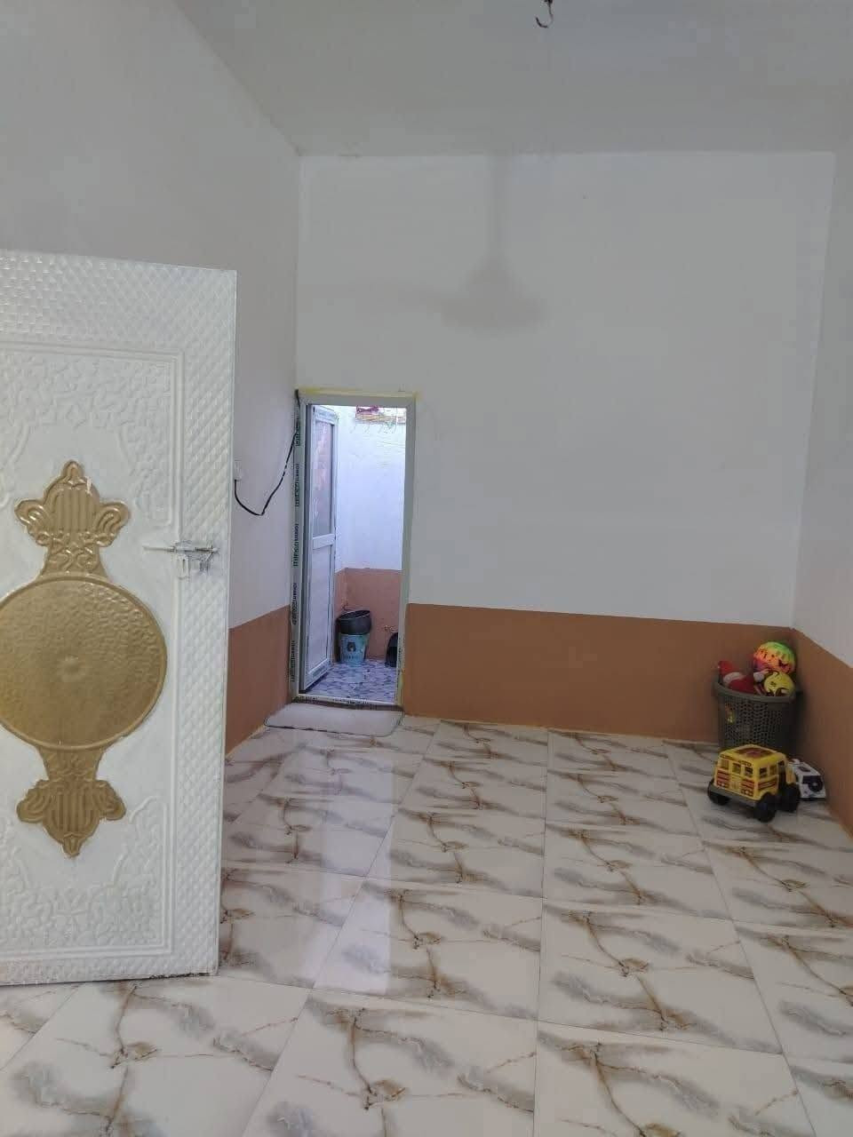 يرهم اقساط....
بيت للبيع بموقع مميز ويدبسعر مناسب
يقع الدار،ثاني بيت عن التبليط 
العنوان كربلاء -الحر-سواده مدرسه حسام   عن الامام الحسين6كم
التفاصيل
المساحه 100متر طابق واحد ودرج خارجي الى السطح
يتكون من غرفتين ومطبخ وصاله واستقبال وطارمه وصحيات
سند25 باسمي بي اقرار محكمه
البيت نظيف جدا جاهز لسكن
خدماته كلهن كاملات من مي ومجاري وكهربلا وتبليط

السعر 42 قابل للتفاوض
يرهم قسط فقط اذا مقدمه35
والباقي قسط ويصير،سعره بالاقساط45
ارجو التواصل واتساب سيتم تحويلك هنالك لراعي الملك مباشر
***********
