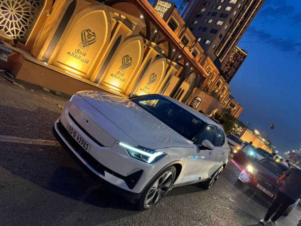 🇸🇪 عندما يلتقي الفن الاسكندنافي بمستقبل القيادة... 🇸🇪
✨ لأصحاب الذوق الرفيع: POLESTAR 2 (VOLVO) موديل 2023 
 شكل 2024

تجسد هذه السيارة أرقى ما قدمته الهندسة السويدية؛ فهي مبنية على خبرة فولفو (Volvo) في الأمان والمتانة، ومقدمة بلمسة Polestar العصرية التي تعكس البساطة والرقي الاسكندنافي.🇸🇪 

• فئة المدى الطويل  long range 
• بطارية 🔋 كبيرة 78 KW 
تدعم الشحن السريع و المنزلي
 مع الشاحنة الأصلية 
الشحنه الواحدة 550 كيلومتر 
الممشى K 60 قابل للزيادة
🌑اطارات مقاس 19 جديد 
#السعر 18500 $$
رقم بغداد انگليزي بأسمي  شرط التحويل 
(بنيد صبغ فقط+جاملغ بارد)
***********
***********

رقم الشاصي  ( YSMEG3KA4PL156354 )

★ مواصفات كثيرة 
شرح جزء بسيط جداً 
دشبول خرائط 
رادارات 360°
كاميرات 360°
حساسات 360°
لايتات داينمك متحرك PIXEL TECHNOLOGY ليزر 
نظام ترفيهي كامل التطبيقات 

❄️🔥تبريد تدفئة كشنات قطعتين مناخي منفصل ثلج 

🌬️ 📐 التصميم والشكل العام
هيكل فاستباك (Fastback): تصميم يجمع بين أناقة سيارات السيدان والعملية العالية لسيارات الهاتشباك/الكروس أوفر، مما يعطيها وقفة رياضية ومرتفعة قليلاً.
خطوط التصميم: يتميز التصميم بالبساطة والنظافة (Minimalist) والخطوط المنحوتة التي تعكس لغة التصميم التقني للعلامة.
المصدر: تشترك في قاعدة البناء CMA (Compact Modular Architecture) مع طرازات فولفو مثل XC40.
💡 الإضاءة والتوقيع البصري
المصابيح الأمامية (LED Headlights): تتميز بتصميم "مطرقة ثور" الشهير والمستوحى من فولفو، وهي مصابيح LED نشطة (Active LED) مع إضاءة عالية نشطة وتعديل آلي للمستوى. 
الشريط الضوئي الخلفي: شريط ضوئي خلفي كريستالي يمتد بعرض السيارة بالكامل، ويتكون من 288 وحدة LED، مما يعطي توقيعاً ضوئياً فريداً ومميزاً.

II. 💎 الباقات والإضافات الفاخرة المتوفرة

1. 🛡️ حزمة Pilot Pack (تركيز على الأمان والقيادة الذكية)
• نظام Pilot Assist المتقدم: مساعدة في القيادة على الطرق السريعة (توجيه، تسارع، وفرملة).
• كاميرات ومستشعرات 360 درجة: لسهولة الركن والمناورة.
• نظام تنبيه النقطة العمياء (BLIS): مع نظام مساعدة التوجيه.
• نظام تنبيه حركة المرور الخلفية (RCT): مع مساعدة الفرملة.
• مصابيح LED متكيفة Pixel: إضاءة ذكية وقوية دون إزعاج السيارات القادمة. 
متحرك مع عجلة القيادة 

🖥️ التقنيات والمقصورة الداخلية

 Polestar 2 (2023) - أول سيارة في العالم تعمل بنظام Google Automotive OS المتكامل. تكنولوجيا ذكية، قيادة أذكى.
نظام الترفيه: شاشة ترفيه مركزية تعمل باللمس مقاس حوالي 11.15 بوصة أو 11.2 بوصة.
نظام التشغيل: نظام معلومات وترفيه مدعوم من Google (أندرويد أصلي) مع خدمات جوجل المدمجة.
شاشة السائق: شاشة رقمية لعرض معلومات القيادة مقاس 12.3 بوصة.
الاتصال: دعم Apple CarPlay و Android Auto 
الميزات الداخلية:
شاحن لاسلكي للهاتف 
مقاعد مريحة وعالية الجودة.

🟢🔴⚫الإطارات الذكية والمستشعرات المدمجة
تهدف هذه التقنيات إلى تزويد السائق والسيارة ببيانات دقيقة وفورية عن حالة الإطارات، وتُعد ضرورية للقيادة الذاتية.
• نظام TPMS المتقدم: أجهزة استشعار (Sensors) مدمجة في الإطار أو الصمام لتوفير بيانات دقيقة ومباشرة حول:
درجة الحرارة داخل الإطار.
•ضغط الهواء (مراقبة الضغط الأساسية).
• مستوى تآكل المداس (المستقبل).
• الإطارات الذكية المتصلة (Smart Tires):
تتضمن مستشعرات متقدمة تتواصل مع كمبيوتر السيارة لتوفير صيانة تنبؤية (Predictive Maintenance).
يمكنها تحليل ظروف الطريق (جاف، رطب، ثلج) وتكييف خصائصها أو نقل البيانات إلى أنظمة التحكم في السيارة لتحسين الأداء (مثل فرامل ABS والتحكم الديناميكي).
الإطارات المتغيرة/المتكيفة: مثل مفهوم Hankook Hexonic التي تحلل الطريق باستمرار وتتكيف أخاديد مداسها وفقاً لظروف القيادة.

. بغداد, العراق
