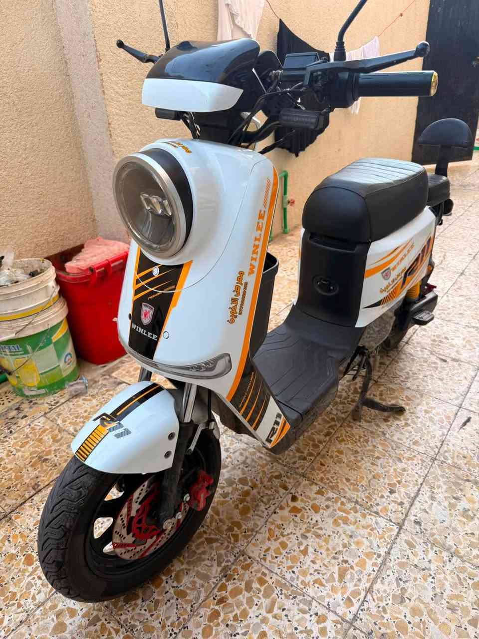 دراجة شحن R11 مديل 26
ولي شرط الوكالة 
دراجة كلشي بيها بلادي مامفتوح شي بيها 
نضيفة ومامستخدمة هواي مجرد مشاوير بسيطة 
النضافة كبال عينك اشوفها 
البطاريات مديل 26 بعدهن بحيلها 
دراجة ماشالله كلشي ماناقصها 
جميع الكهربائيات شغالة 
شاحنة وياها اصلية 
مديل 26 تجي تحكم ب المسجل من خلال الشاشة 
دراجة ماداخلة مصلح 
اشاير كلهن شغالات 
هورن شغال 
البك مالتها شغال 
دراجة بعدها بحالة الوكالة
صار شهر من جايبها من الوكيل 
السعر 650 الف 
دراجة جديدة وماناقصها شي 
لاتدخل وتكسر بسعرها
الون الابيض الاجمل بيهن 
دراجة مايحتاج شرح الها
جاي تشوف النضافة بعينك ميحتاج اسولف بيها 
دراجة ناقصها بس سايق
رقم الهاتف ***********
