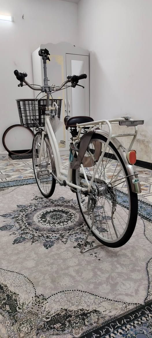 يا الله الله هم صلي على محمد وآل محمد من رخصه صاحب الكروب السلام عليكم بايسكل رنبه للبيع موديل 2008 حجم 26 برجستون كير 3 نمر ستيرن مربع حساس امامي فانوص قطعه نادره و مرتبه و نضافته مثل ما اتشوف عينك حته باجه ويا يتحمل وزن للـ 170 كيلو بايسكل مرتب و بلعافيه علياخذه السعر 180 (بدون غراض) بدون احراج الغراض اني مشتريهن ما اجني ويه البايسكل هاذ رقمي *********** متوفر واتساب و اتصال على الشريحه توصيل موجود
