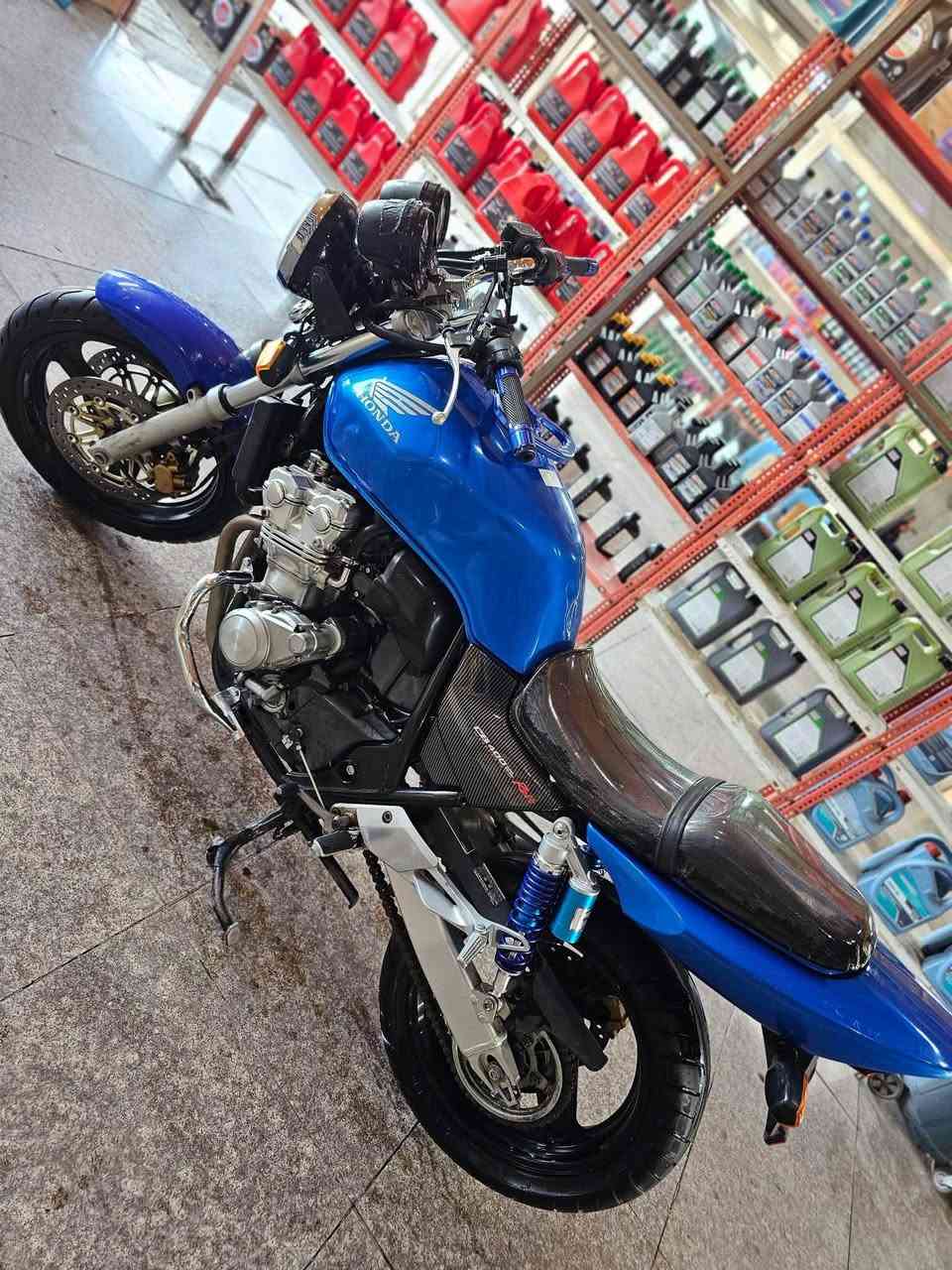 سلام عليكم cb400 نوزل جيل ثاني 2010 كفاله عامه اوراقه مكاتبه ومنفيس بدون رقم سعر خاص مكاني كربلاء وهذا رقمي *********** او استفسار خاص وشكرا🌹
