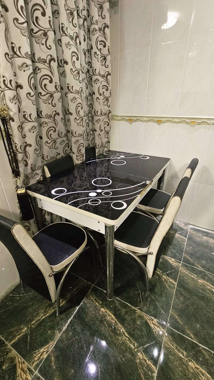ميز طعام مع 5 كراسي للبيع بسعر مناسب 
تواصل ***********
