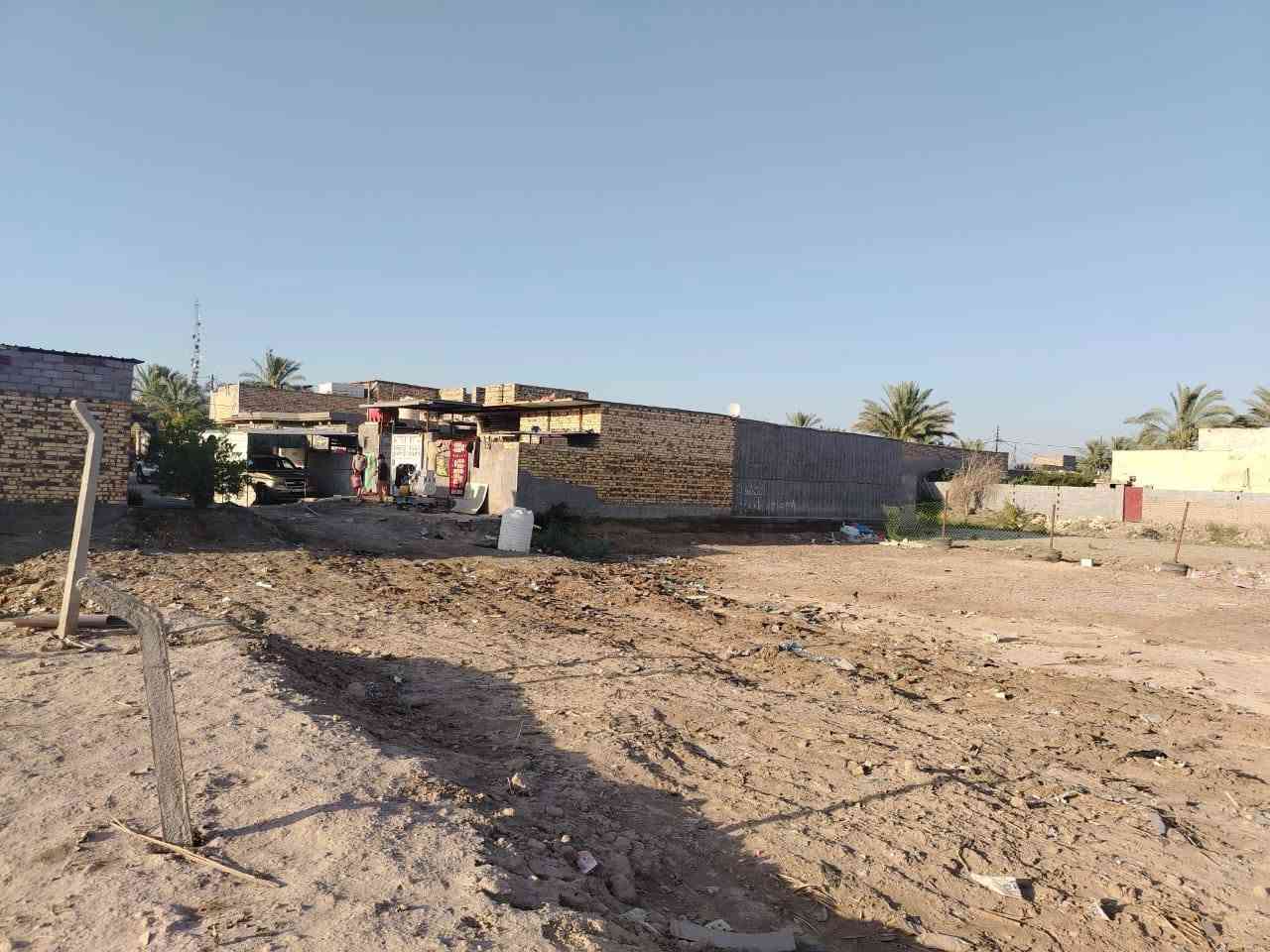 السلام عليكم 
قطعة ارض للبيع المساحه 650متر مربع على شارعين شارع 10 و الثاني 8 
المكان الكفل \المغيضبيه او المعامل تبعد عن شارع حله نجف 100 متر
و ترهم نصف المساحه حسب التفاق 
السعر 45 مليون 
للأستفسار ***********
