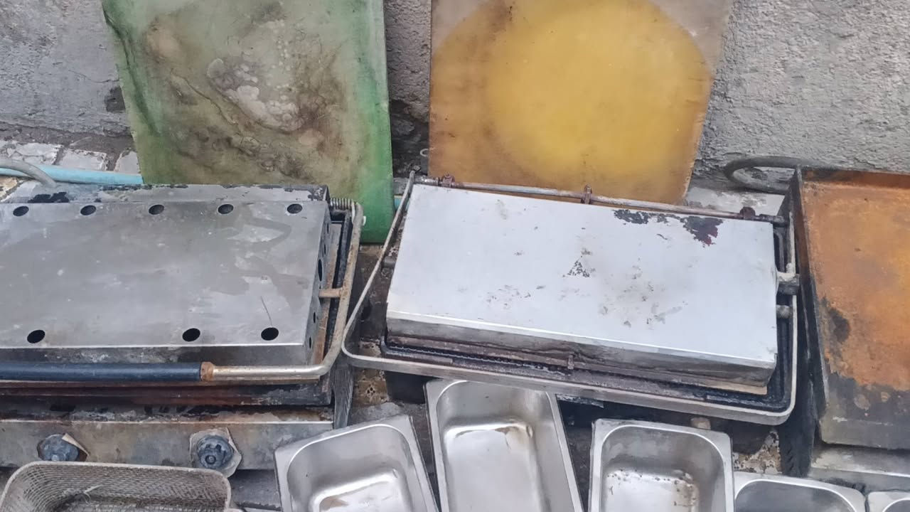 السلام عليكم..غراض كافتريه للبيع السعر  250 الف.***********
