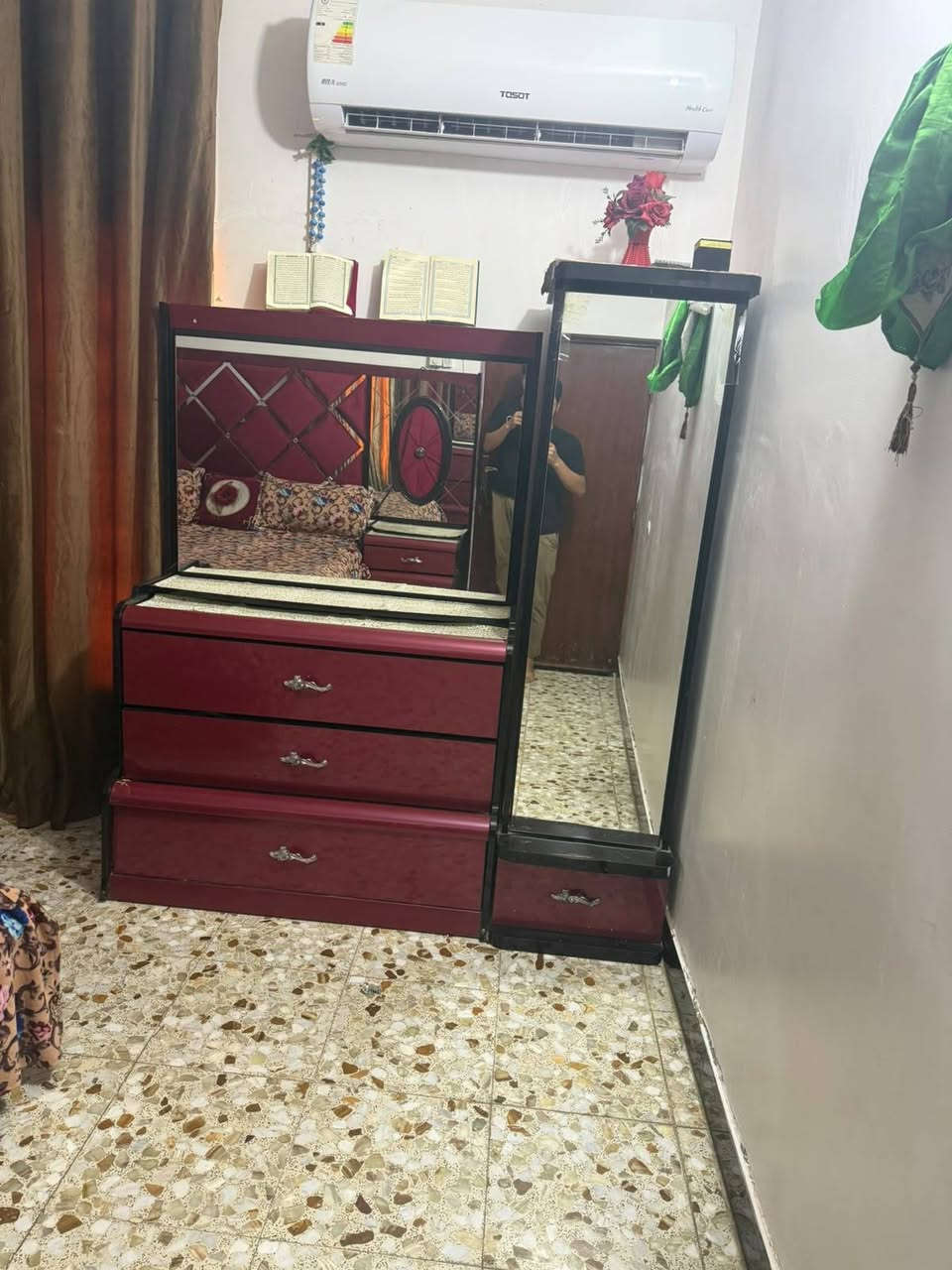 السلام عليكم غرفت للبيع نوم تتكون من 6 قطع جاهزه ونضيفه + جربايه معه دوشك نضيف 
***********
