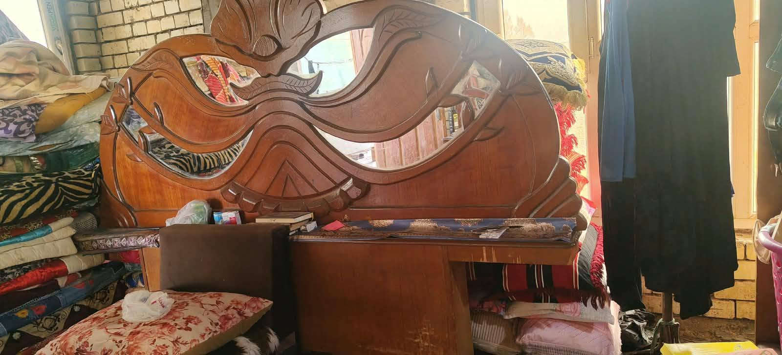 غرفه للبيع نظيفه ما بيها اي كسر يرادلها يدات وتلميع سعرها 250 وبيها مجال مكاني صويره قريه الصامدين ***********
