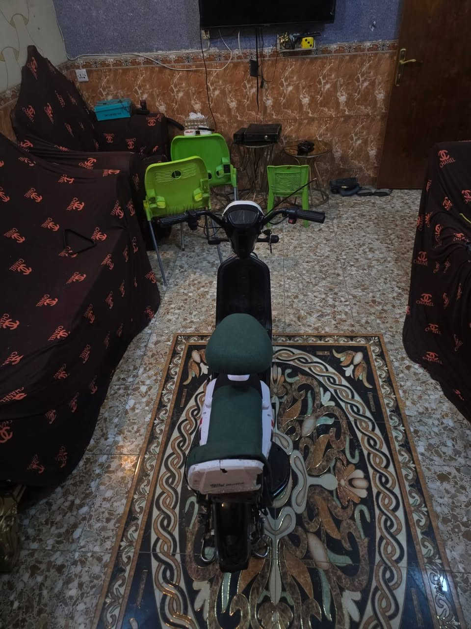 سلام عليكم دراجه شحن للبيع حجم 14دراجه كامله مكمله بس نقصه بطاريات الدارجه كله شغاله  وبيه قطعه تعبانه شوي موضحه بل صور السعر 125 وبيه مجال قليل مكاني بغداد ***********
