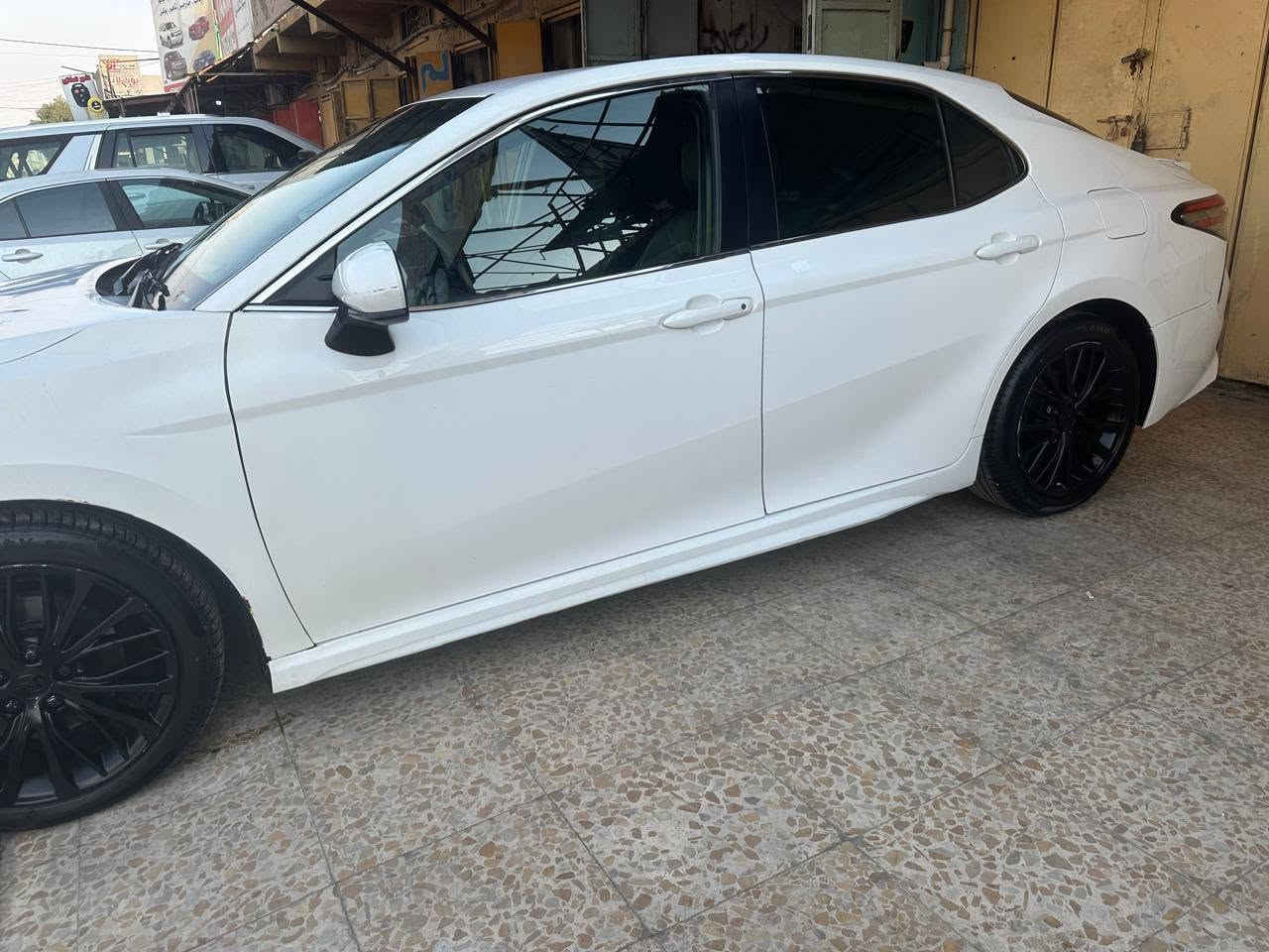 تويوتا كامري SE — موديل 2018
سيارة فئة SE الرياضي 
 بمحرك سعة 2500cc —
 سيارة واردة امريكي
 اوتماتيك
 والحدادة جاهزه 
تخم تاير جديد تايلندي 

الفئة: SE (رياضي)

المحرك: 2.5L (2500 cc)

ناقل الحركة: أوتوماتيك 8 سرعات
نوع الوارد: وارد أمريكي
المسافة المقطوعة: حوالي 160 كم 
المواصفات والملحقات المريحة والآمنة:

رادار أمامي لمساعدة السلامة والتحذير.

كاميرا خلفية لتسهيل الركن والمناورات.

مثبت سرعة (Cruise Control) لراحة القيادة على الطرق الطويلة.

كرسي كهربائي (قابل للتعديل كهربائياً) لراحة السائق.

شفتات على المقود (paddle shifters) لإحساس قيادة رياضي وتحكم يدوي.

منظومة عدسات أمامية كاملة لتحسين الرؤية ليلآ
صبغ جاملغ + جزء من باب السائق + بند

رقم السيارة بصرة حرة وباسمي
السعر المطلوب 160 (ورقة) — السعر قابل للتفاوض البسيط عند المعاينة والاتفاق الجاد.
للاستفسار :***********
