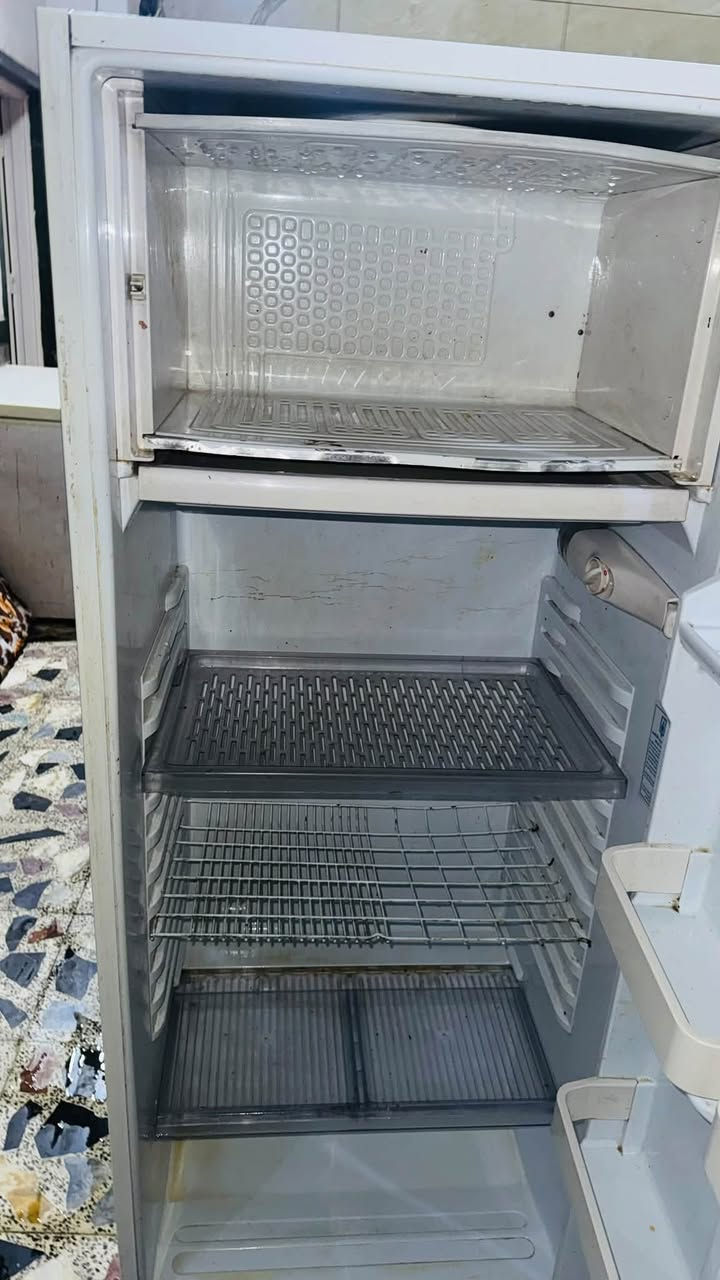 ثلاجة للبيع كريازي ثلج ب200
وثلاجة اسواق ب225

***********
