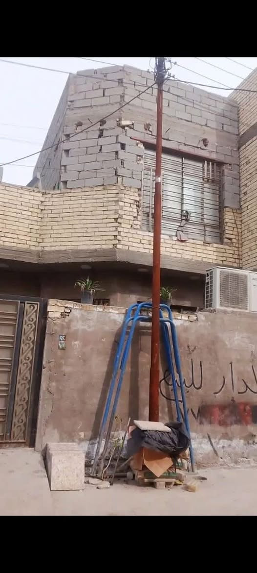 بيت للبيع مساحه 100متر بناء حديث  طابقين يتكون جوه صاله ومطبخ وساحت درج وغرفت نوم وخدمات   جوه وفوك غرفتين وساحت درج فوك وحمام عنوان بغداد  الامين الثانيه سكينه   شارع 15 الجبهه مال البانزين خانه  سادس فرع عن البانزين خانه  سحب انترنيت  ماي مجاري  كامل  زراعي سند 25   السعر 120وبي مجال *********** للاستفسار
