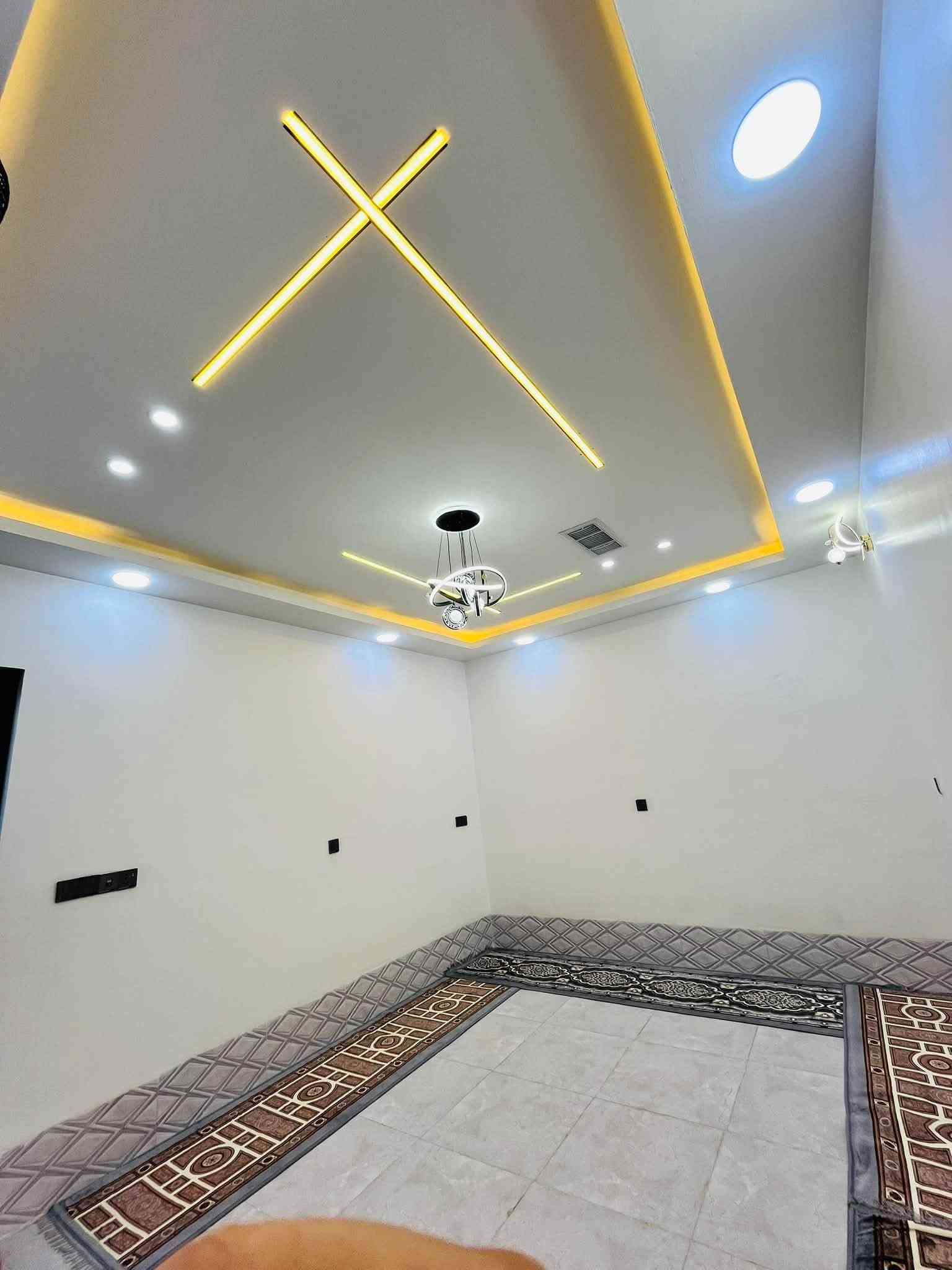 السلام عليكم
دار للبيع بسعر مناسب جدا 
موقع الدار حي سومر ع سايدين منطقه 112 مباشر مقابل الدار حديقه وسايدين 
المساحه 130 متر واقع حال بل سند 100 متر 
واجه 10 متر النزال 13 متر 
الدار طابقين يتكون اربع غرف نوم وهولين استقبال ومطبخ وصحيات 
والدار بي درايج خارجيه 
بناء الدار 2025 حديث 
ملك صرف سند طابو الزهور
مواصفات الدار جبسن بورد وسيراميك وسقوف ثانويه وابواب تركي 
السعر 105 وبي مجال بسيط 

 للاستفسار او مراجعه مكتب المهند لتجاره العقارات 
عنوان المكتب في حي سومر قرب التقاطع الثاني 
او الاتصال ع الارقام التاليه 
***********مهند 
***********مهند
