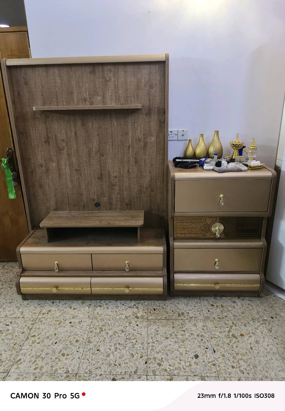 غرفه نوم تركيه ضخمه ١٢ قطعه وجديده مامستعمله هواي بالسوك سعرها ٣ ملايين ونص عارضها بمليونين ونص قفل للتواصل ***********