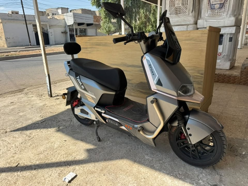 دراجه TAILG T73
* ⚡ المحرك: 1000W أو 2000W حسب النسخة
* 🔋 البطارية: 72V 35Ah Graphene
* 🏁 السرعة القصوى: 32 كم/س للنسخة 1000W، وتصل إلى 60 كم/س للنسخة 2000W
* 🛣️ المدى: حوالي 90 كم، وتذكر الشركة إمكانية الوصول إلى نحو 100 كم في ظروف معينة
* 🔌 وقت الشحن: 6–8 ساعات
* 🛞 الإطارات: 12 إنج Vacuum
* 🛑 الفرامل: CBS + ديسك أمامي وخلفي
* ⛰️ صعود المرتفعات: حتى 13°
* 📏 الأبعاد: 184 × 74.6 × 116.5 سم
* 📐 ارتفاع المقعد: 77 سم
* 🔧 العزم الأقصى: 179 نيوتن.متر
* 🎛️ أنظمة السرعة: 3 مستويات
* 💡 إضاءة أمامية وخلفية وجانبية، وتصميم رياضي.   
البطاريات جديدة 
العنوان موصل الرشيدية 
السعر مليون وخمسين 
الرقم التواصل وبيها واتساب 
***********
