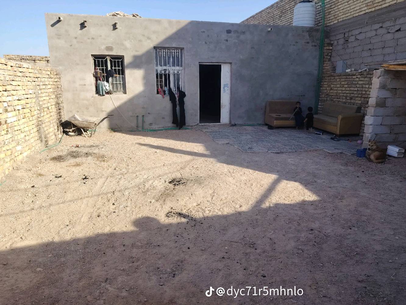 بيت لبيع مساحته 200فوك ميتين بيعن ميتين زراعي سنت 28 مبني بي ميت متر وميه حديقه بي غرفتين وصاله مطبخ تخريج وعيز بس كاشي وسرميك كهربائيات سعر 35 كامل 45 ذا كمله عنونه نجف سحت مضفر قرب حسنيت عاشوري عمود 153 دخل مدينه قريب عل وليه ثالث بيت عن شرع لعام