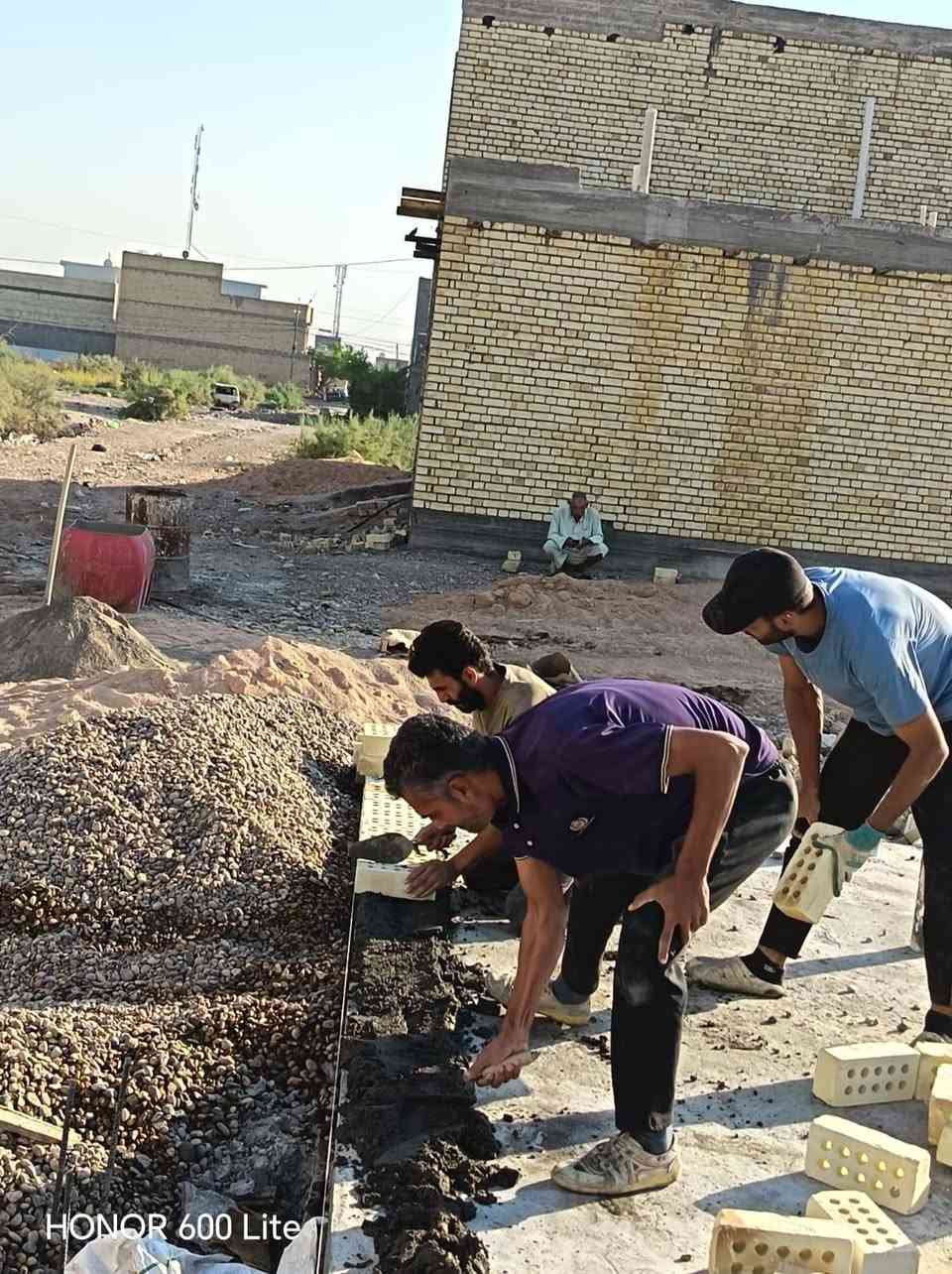 عروض تسليم 🔑🔑 مفتاح ( بالتقسيط والنقد والنسبه ) مقاولات عامه ⬇️⬇️*********** واتساب
مواصفات البناء :  عملنا فقط بغداد 
🏡تاسيس شبكة مجاري 4 انج الامل الشريف المصري المسلح الاصلي ثلاث طبقات مع مراعاة الابعاد الهندسية
🏡تسليح رافت او الاساس الشريطي  بالحديد   (FF) عراقي او الفانستيل سليمانيه وحسب رقبت الزبون و بابعاد 60*40
🏡بناء الطابق الاول بالطابوق الجزيره عراقي او الاحمر ( حسب طلب)  ارتفاع50-3 م
🏡تاسيس شبكة كهرباء بوري النوعية اردني درجة اولى للسقوف والجدران بخارطة حديثة وشبكة سبورت لايت  حسب التصاميم الحديثة 
🏡تسليح السقف الاول بالحديد   ff او الفانستيل سليمانيه وحسب الاقطار 12ملم 16ملم  وصب السقف خلطة بالصب الجاهز .
🏡اطار فريم حديد للشبابيك جنل
🏡تجهيز وعمل شتايكر للسقف مع فلين 3سم ونايلون وبمواصفات درجة اولى
🏡اعمال لبخ للستائر والبيتونة والمناور 
🏡القيام بعمل البياض للجدران الداخلية درجة اولى
🏡 تغليف جدران الحمامات والمطابخ بالسيراميك حسب طلب الزبون .
🏡تاسيس شبكة ماء نوع تركي بي بي ار مسلح درجة اولى
🏡محجر السلالم المنيوم حسب رغبة صاحب الدار درجة اولى .
🏡تغليف الارضيات بورسلين ( ٦٠*٦٠)
🏡ابواب داخلية  او ابواب تركية  ( HDF) او حسب طلب الزبون.
🏡باب لمدخل المنيوم او حديد ثقيل .
🏡شبابيك المنيوم او (PVC) درجة اولى .
🏡صبغ الدار حسب اللون المختار من قبل صاحب الدارنوع *جوتن او برجر او ناشونال
🏡تجهيز وتركيب كهربائيات مع الانارة درجة اولى
🏡تجهيز وتركيب خزان ماء سعه 1000لتر مع سخان الطحان الاصلي 120لتر
🏡باب سياج خارجي حديد درجة اولى 
🏡تجهيز وتركيب مضخة ماء درجة اولى
🏡تجهيز وتركيب حمام غربي ومغاسل من نوع تركي 
🏡تركيب بايات جاهزة للسلم وحسب الون المختار من قبل صاحب الدار
🏡تاسيس منظومة ستلايت 
🏡تاسيس منضومة غاز للطباخ داخل السياج
🏡تاسيس بوري 4انج لمرشحة الطباخ الداخلي

 
✅ من الممكن التغيير في مواصفات البناء حسب طلب الزبون .

للاستفسار  اكثر الاتصال على الارقام التالية:
*********** واتساب 
                                        عملنا بغداد.

نص مكتوب في الصور:
- HONOR 600 Lite