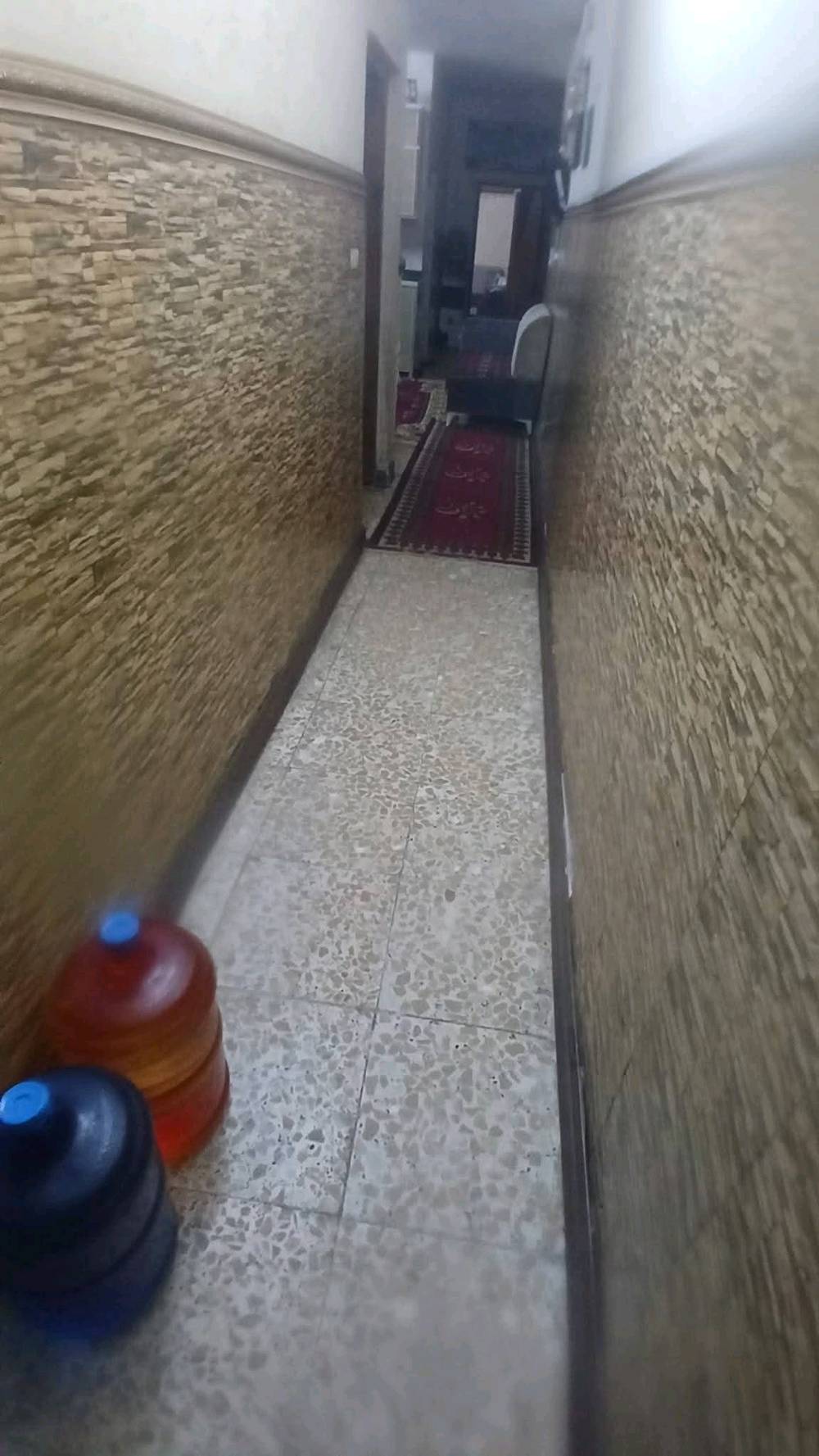 السلام عليكم
بيت للبيع الشعب زراعي سند 25 100متر 
واجهه 5 نزال 20 يتكون من الطابق الاول استقبال حولي مطبخ غرفه نوم وخدمات 
الطابق الثاني غرفتين نوم واخدمات 
الطابق الثالث غرفه نوم وابيتونه 
البيت قريب ع الشارع التجاري 
السعر 152 بي مجال
التواصل ***********