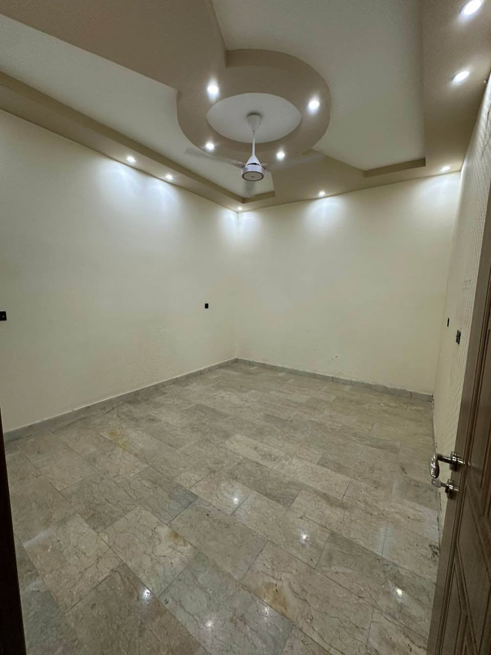 🏡 للإيجار في السيدية | فرصة مميزة

📍 الموقع: السيدية – الضباط – فرع جامع الأقصى
📐 مساحة العقار: 100 م²

✨ مواصفات العقار:
• 3 غرف نوم 🛏️
• صالة واسعة ومريحة
• مطبخ
• خدمات عدد (2)
• توزيع عملي ومناسب للسكن العائلي

💰 بدل الإيجار:
1,250,000 دينار شهرياً
مع مجال بسيط

📞 للتواصل والاستفسار:
***********

📍 أو تفضلوا بزيارة موقعنا:
السيدية – شارع الامن

🏢 شركة قمر للوساطه العقاريه بغداد, العراق
