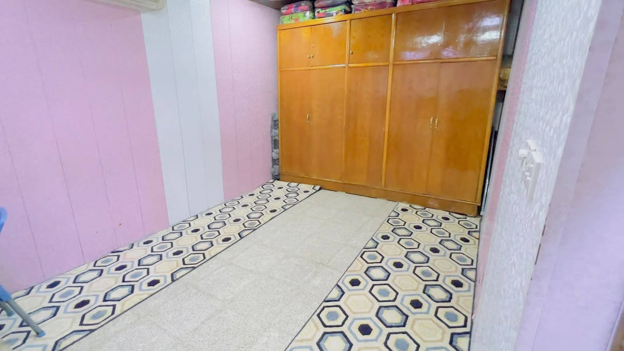 سلام عليكم بيت للبيع 75 متر في مدينه الصدر قطاع 53 شارع الخدمي قرب المدارس للاستفسار مراسلة الرقم هذا ***********
