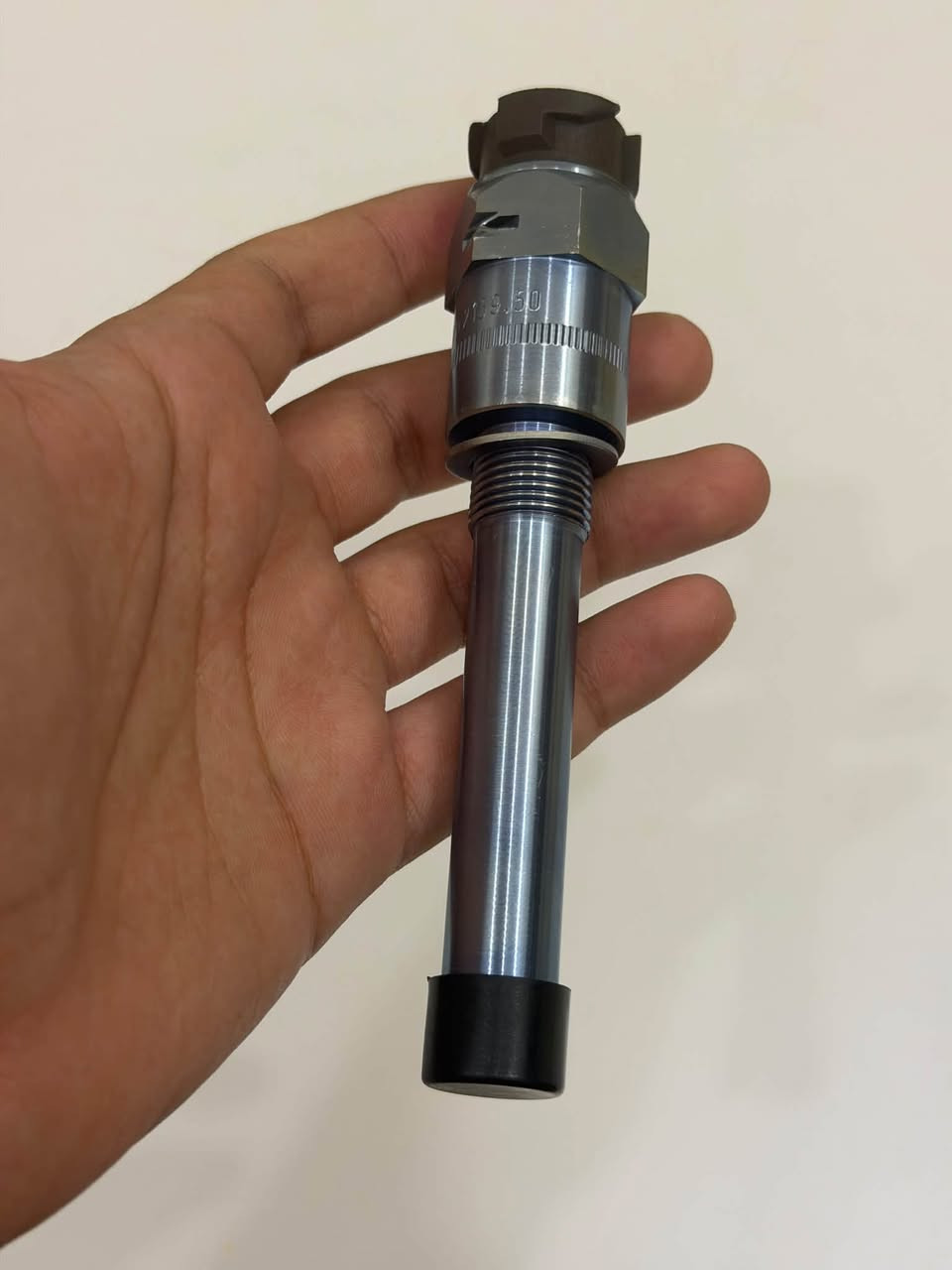 حساس سرعة وجير (Speed Sensor) أصلي 100% بلاد (VDO الألماني من شركة Continental) [1.3.6، 1.4.1]، القطعة نظيفة جداً وبحالة ممتازة وجاهزة للشد والتنازل عن التجربة.📋 مواصفات الحساس والموديلات التابع لها:الشركة المصنعة: VDO الأصلية (الحفر بارز وواضح على المعدن مو ليزر أو طباعة صينية) [1.3.6، 1.4.1].الطول: 90 مم (4 بن / 4 دبابيس توصيل).يرهم على: شاحنات مرسيدس أكتروس MP1, MP2, MP3 (من موديل 1996 إلى 2013).***********
