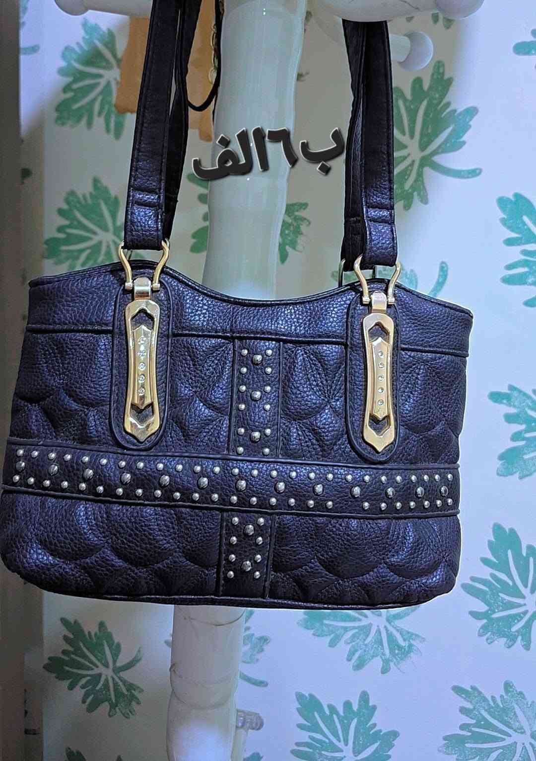 جنط نسائيه البيع السعر داخل الصوره

نص مكتوب في الصور:
- ب ١٨ ألف
- ب ٦ ألف
- ب V الف
- ب ٦ الف