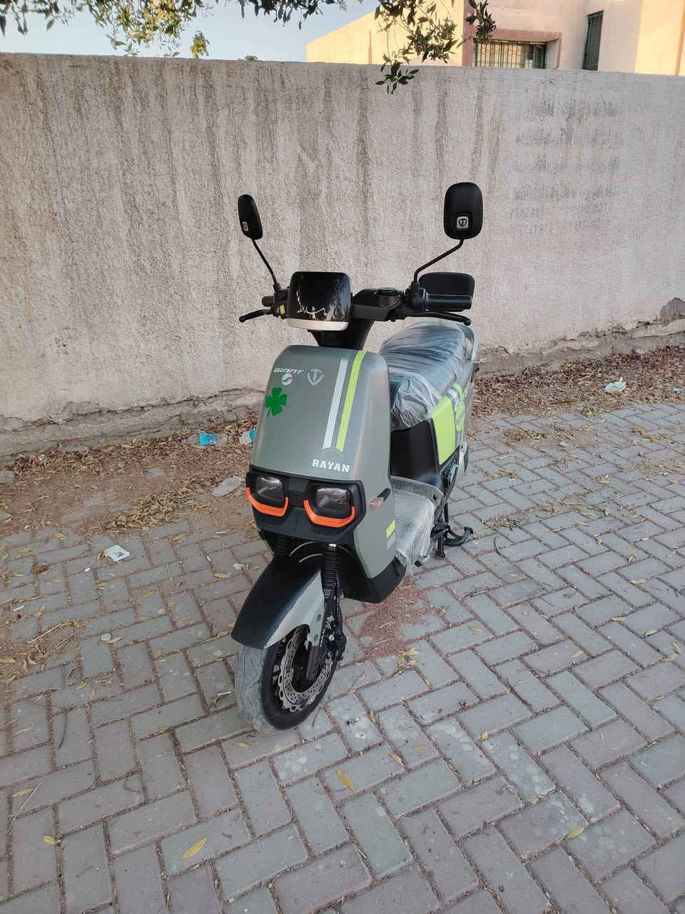 السلام عليكم 
ريان ام عيون ✅

6 بطاريا 🔋 
3 سرع + سرعه 60 حقيقي 
نضام ال P
نضام ABS + بريكات هايدروليك خلفي امامي شرط بل مكان
عالي + ناصي زنون شرط 
اناره خلفيه بك لايت 
اناره خلفيه + جانبيه 
اشاير امامي خلفي + يمنه يسره
هورن📣 عالي
ستاند صفح + ستاند تعليك 
بصمه + سويج
تشغيل عن بعد + تحكم بصمه 
نضام سرقه انذار 
تجوه خلفيه + زوج مري مالتها شركة ريان
شاحنه الاصليه شركه ريان
تمشي بل شحنه الوحده من 45_50 كيلو
السعر 800
مكان المنصور
الهاتف ***********
