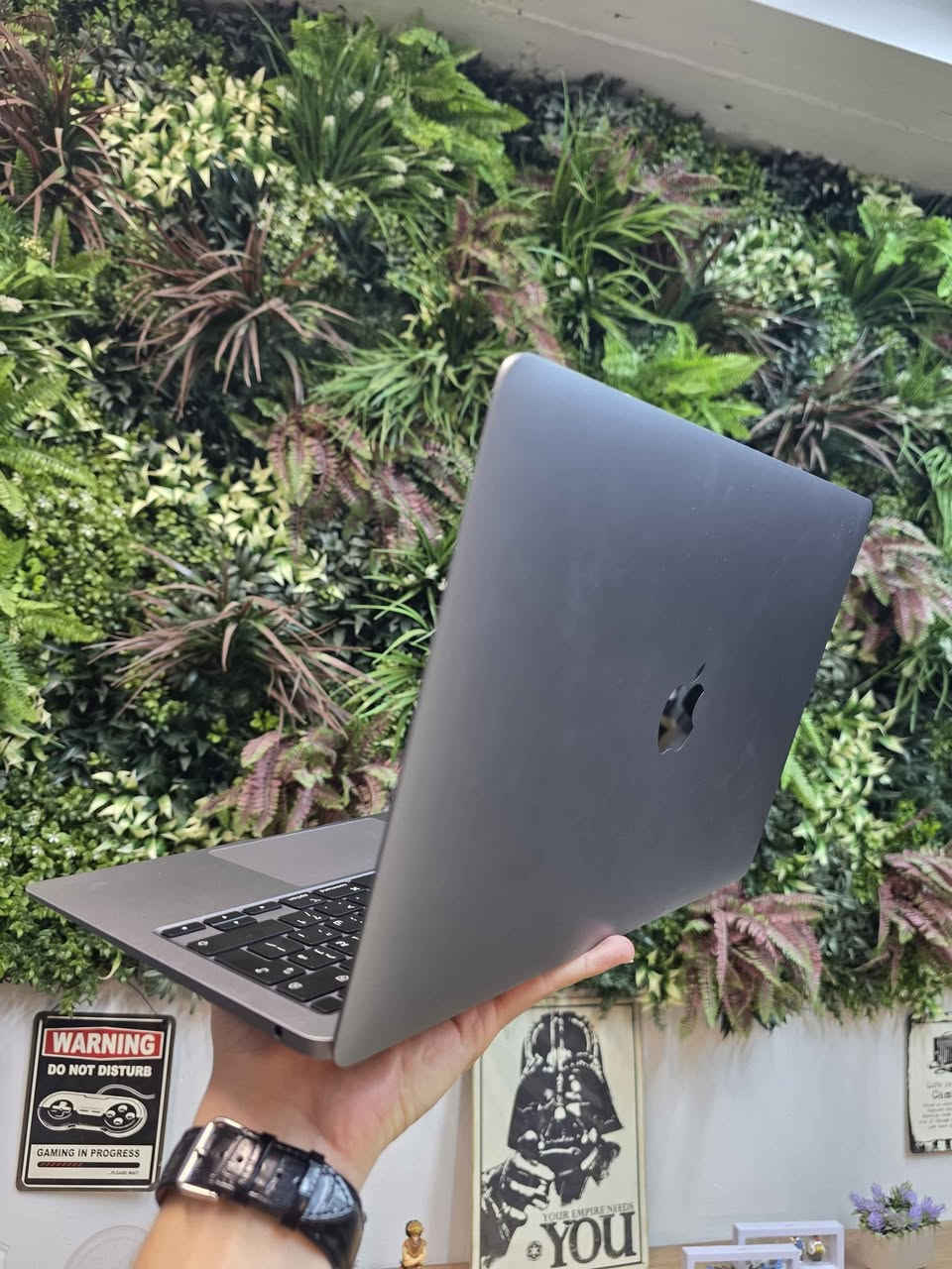 کوردی_ عربي
MacBook Air M1 (2020)

ڕام: 8GB DDR5
بیرگە: 256GB SSD
تەندروستی پاتری: 94% (زۆر خاوەن و کەم بەکارهاتوو)

لەگەڵ کارتۆن و شەحنکەرەوەی ئەسڵی خۆی (with box and original charger)

تێبینی: لاپتۆپەکە زۆر خاوێنە، بێ کێشەیە و هیچ شوخت یان لێدانێکی پێوە نییە. پاترییەکەی لە دۆخێکی نایابدایە.
 
عربي
 MacBook Air M1 (2020)
الرام: 8GB DDR5
الهارد (التخزين): 256GB SSD
صحة البطارية: 94% (ممتازة جداً واستخدام نظيف)

يجي مع الكارتون (العلبة) والشاحن الأصلي بالكامل.

الجهاز بنظافة الوكالة، بدون أي عيوب أو شخوط، والبطارية ممتازة وتطول بالشحن. متواجد في [أربيل/العراق].

Wareen for laptops 
Erbil sultan muzafar street
وەرین ستۆر بۆ لاپتۆپ هەولێر شەقامی سوڵتان مزەفەر 
محل ورين للابتوبات اربيل شارع سلطان مظفر أربيل, العراق
