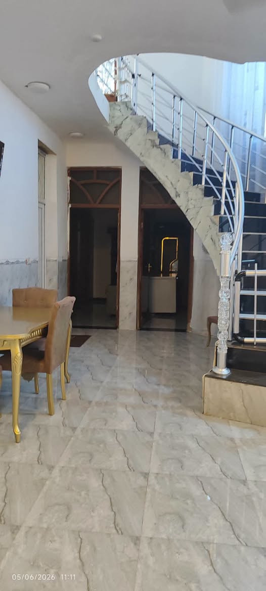 الى اصحاب الموقع الممتاز والمواكب الحسينية بيع مستعجل :-
 بيت حديث 200م طابقين ركن طابو زراعي(ملك صرف) سند 25 حسب ما مذكور في سند التسجيل العقاري للبيع أو مراوس ( طابو صرف أو طابو زراعي ) ..موقع ممتاز في أبي غرق حي بغداد خلف سيطرة أم الهوى وخلف محل الحلويات  يبعد عن طريق الزائرين تقريبا 30م السعر 146 مليون وبي مجال للشراي يتكون من :-
ط1ـ غرفتين نوم،صاله،استقبال،مطبخ حار وبارد ،صحيات عدد2,گراج.
ط2ـ ثلاث غرف نوم،صاله،إثنان من الغرف نظام سويت،سطح عدد2 .. للاستفسار الاتصال على الارقام التاليه:-
***********
***********..واتس آب

